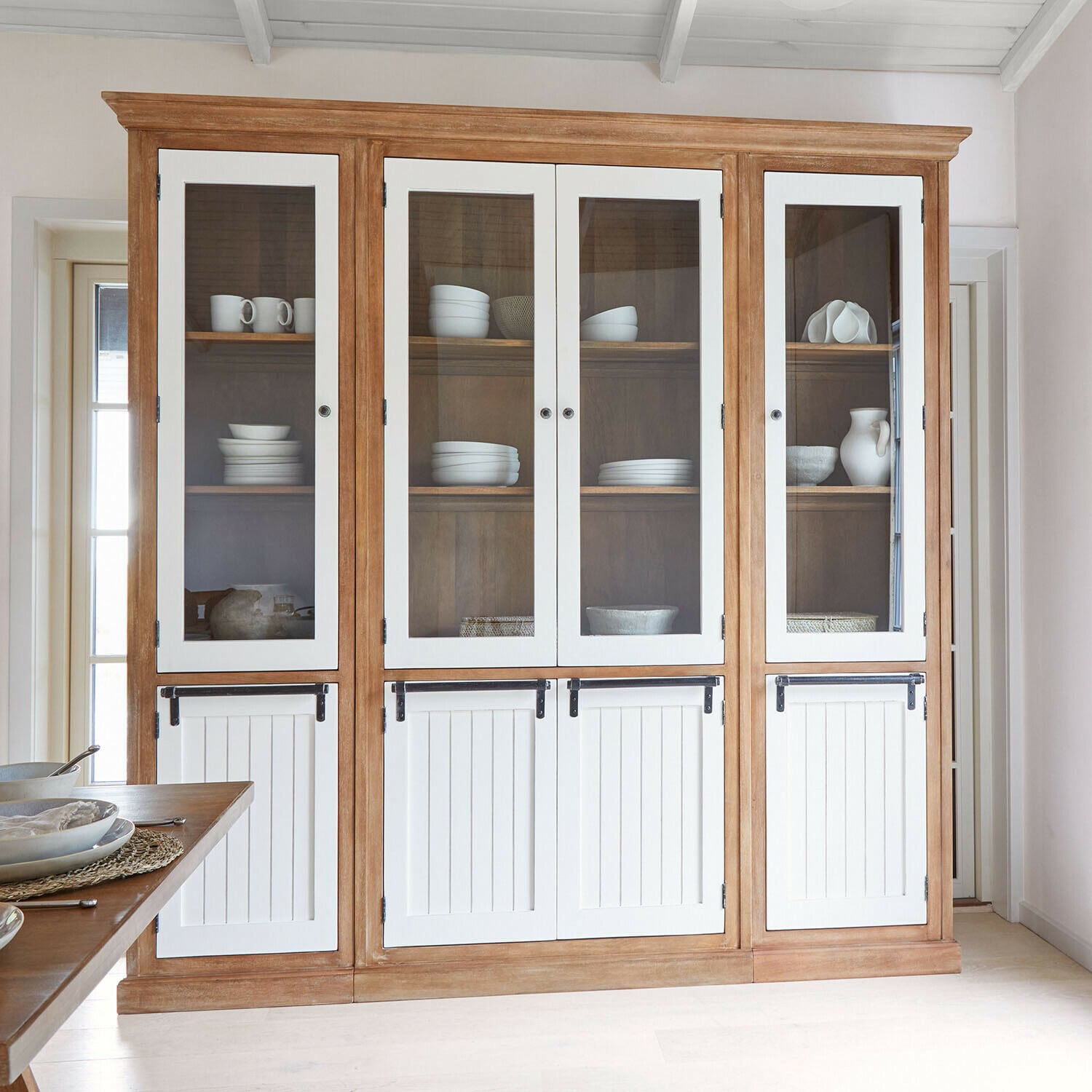Schrank Isaverny Großer Holzvitrinenschrank mit weissen Türen und Glaseinsätzen, Aufbewahrungsmöbel für Geschirr