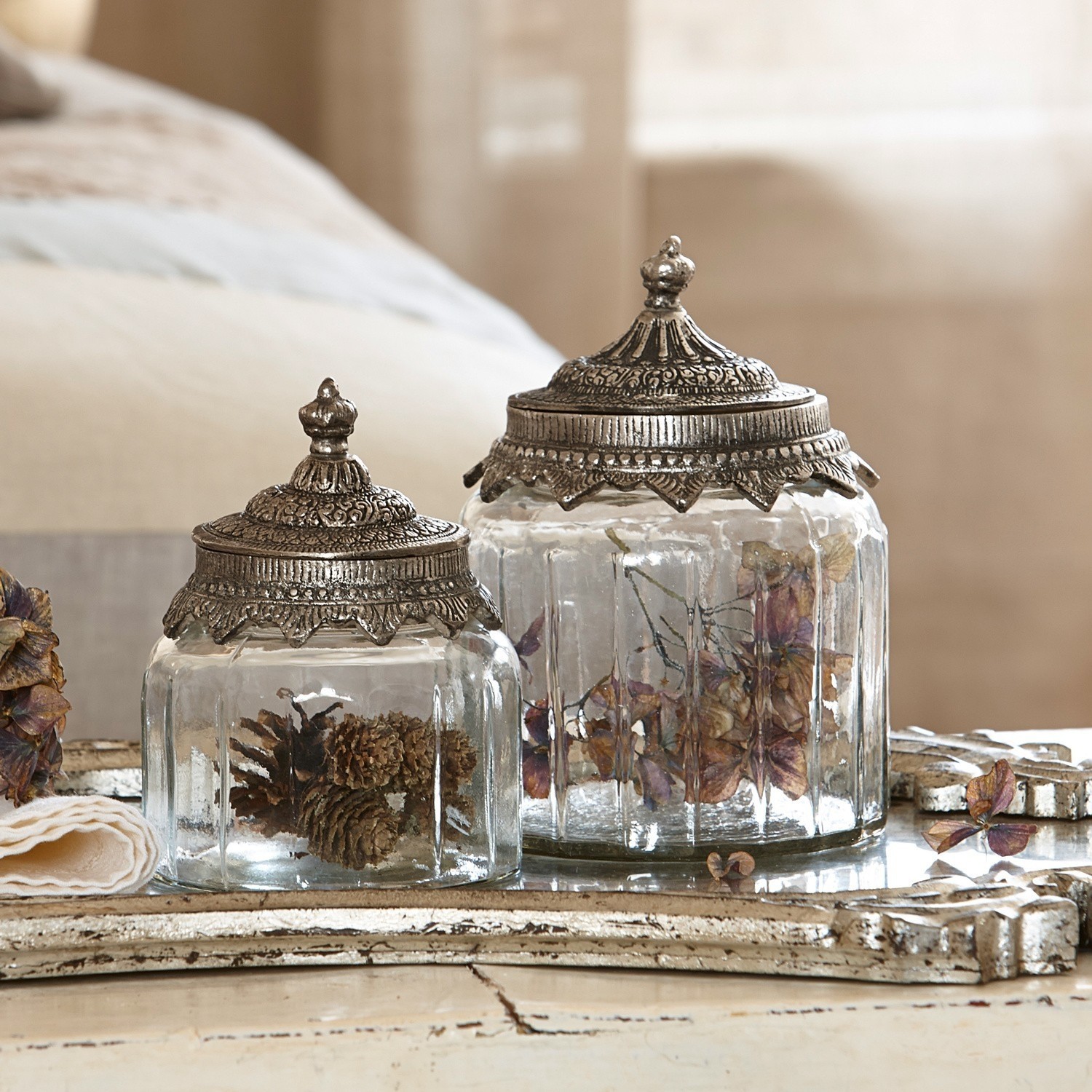 Glasdosen 2er Set Laféline Zwei Glasgefäße mit verzierten Metalldeckeln im Vintage-Stil als Wohnaccessoires