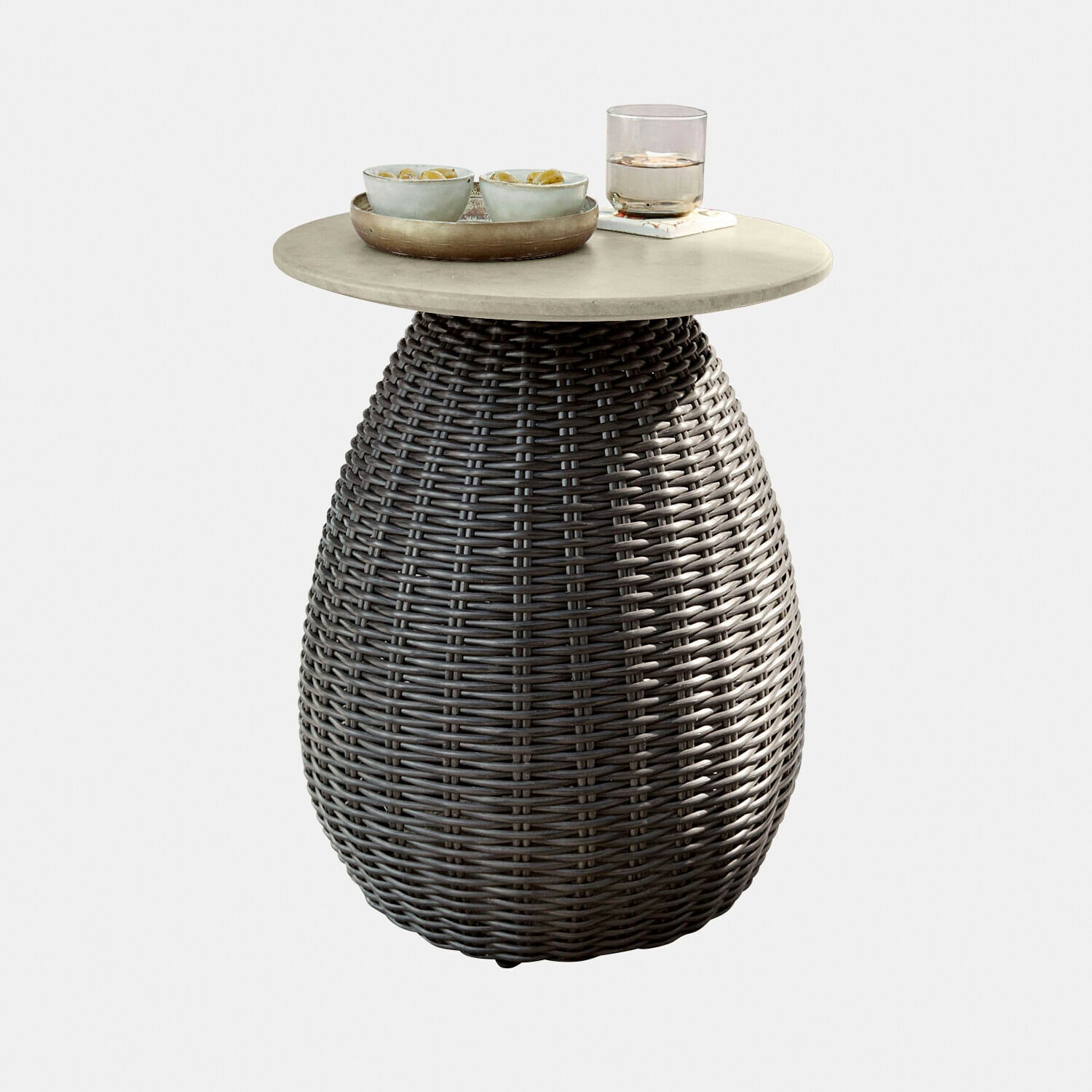 Runder Beistelltisch mit Betonplatte und dunklem Rattanfuß, moderner Wohnzimmertisch
