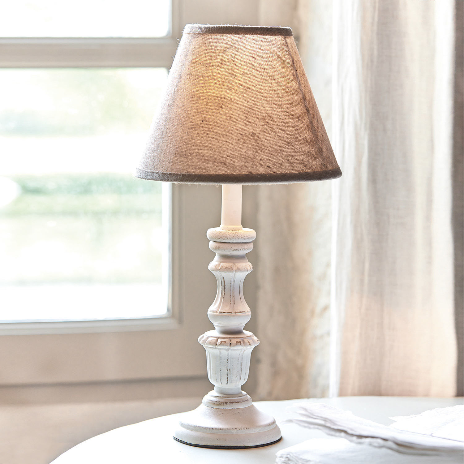 Tischlampe Créteil Weisse Tischlampe mit beigem Stoffschirm, dekorative Lampe für Wohnzimmer oder Schlafzimmer