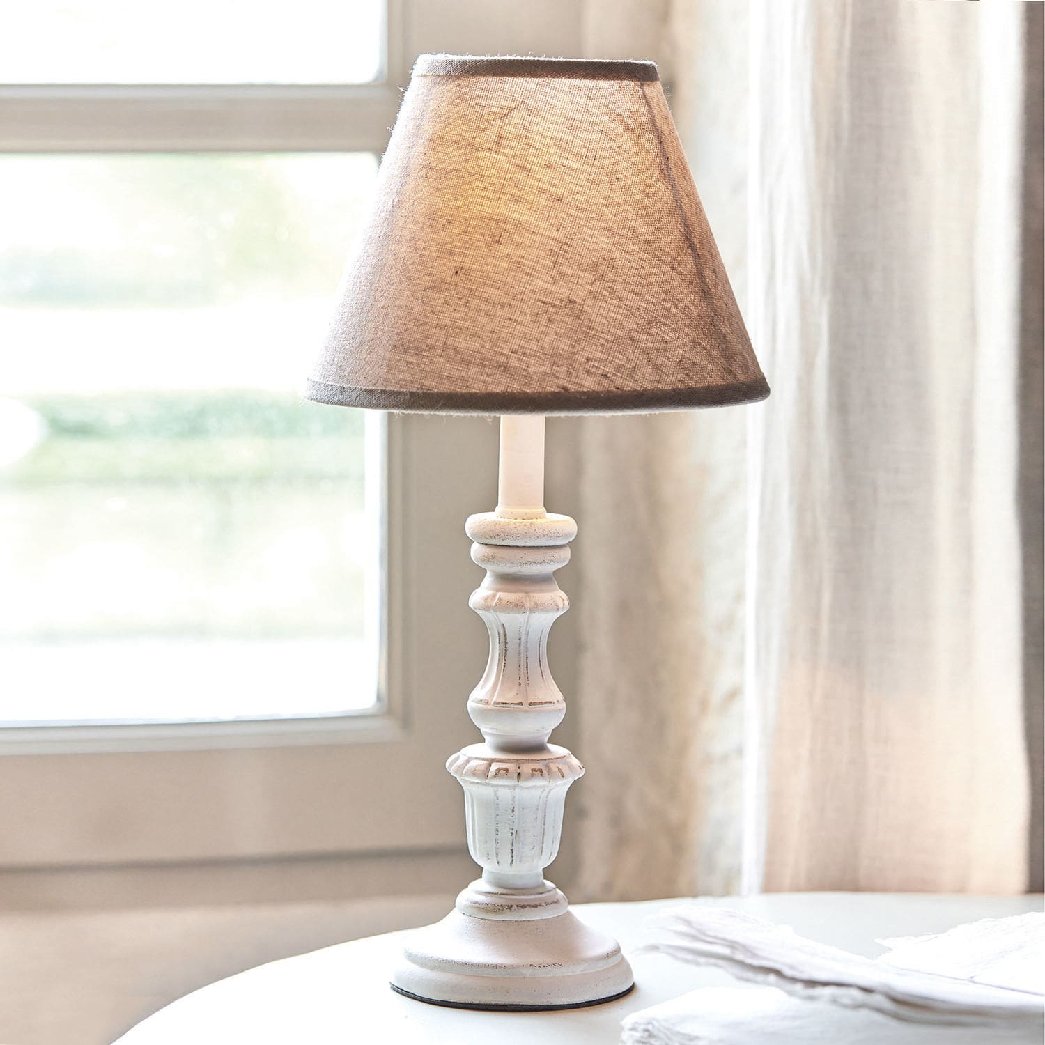 Tischlampe Créteil Weisse Tischlampe mit beigem Stoffschirm, dekorative Lampe für Wohnzimmer oder Schlafzimmer