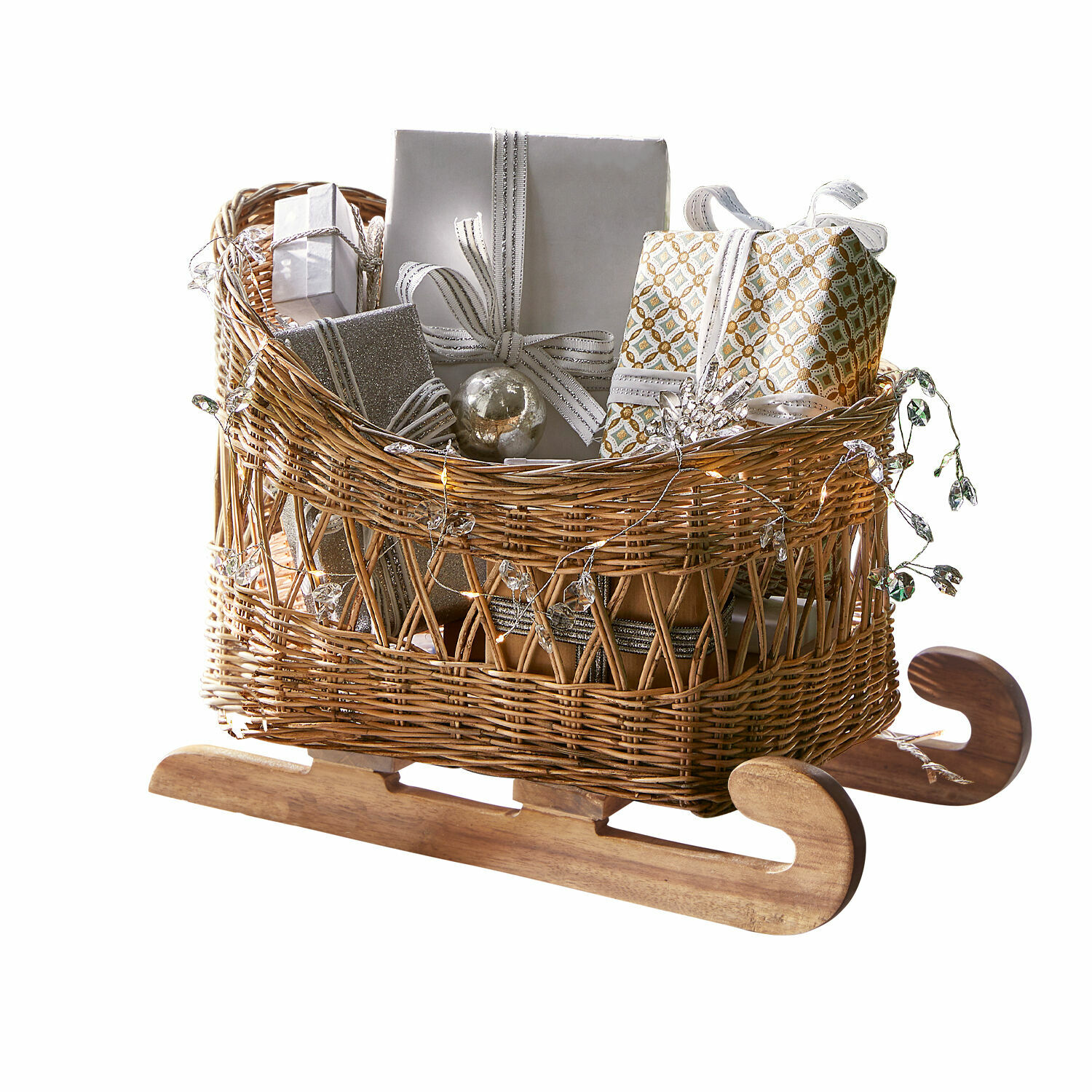 Deko-Schlitten Quileta Weihnachtsschlitten aus Korbgeflecht mit Holzgrundlage, gefüllt mit silbernen und goldenen Geschenkverpackungen