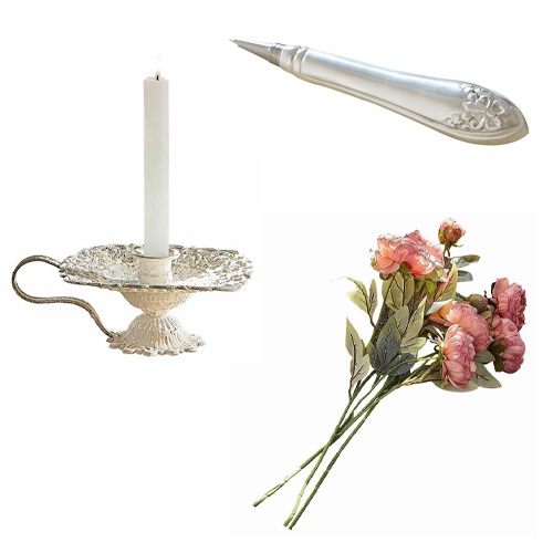 Weisser Metall-Kerzenhalter mit Griff und rosa künstlichen Blumen zur Wohnraumdekoration