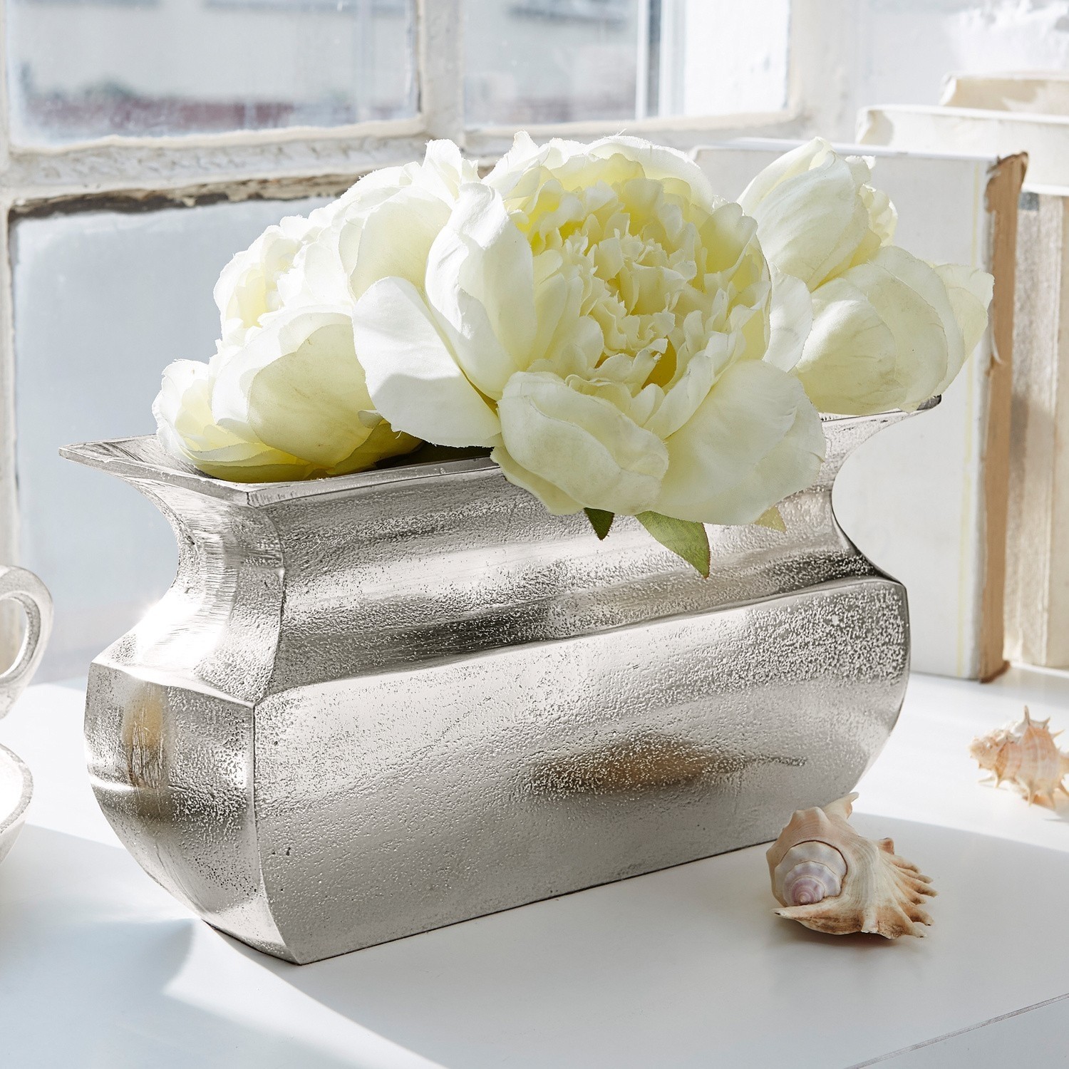 Vase Cyrian Silberne Metallvase mit weissen Blumen auf hellem Hintergrund, stilvolle Wohnraumdekoration