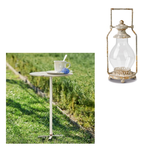 Heller Metall-Gartentisch mit Tasse und Blume auf dem Rasen, Gartenmöbel