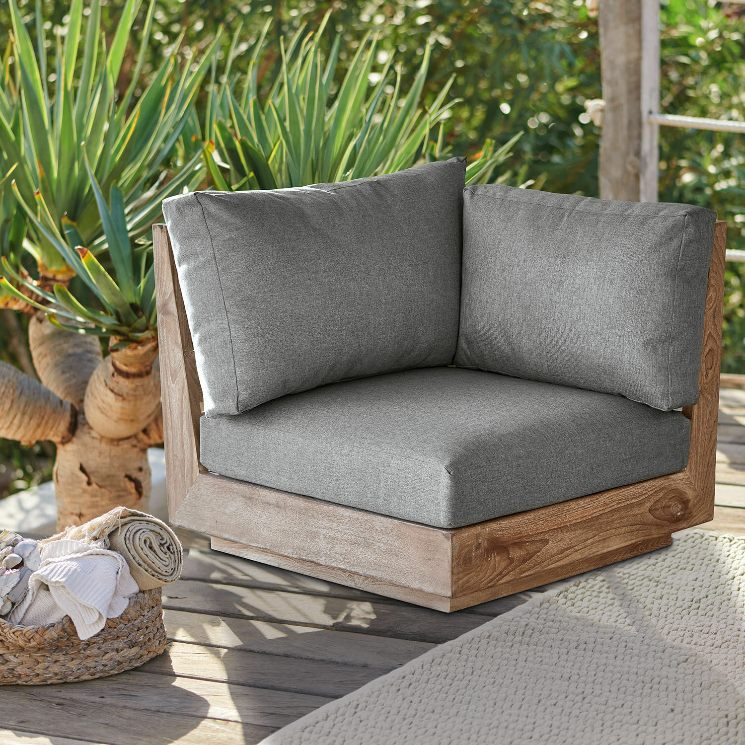 Eckelement Courtelevant Ecklounge-Sessel aus Holz mit grauen Polstern, passend für Garten- und Terrassenmöbel.