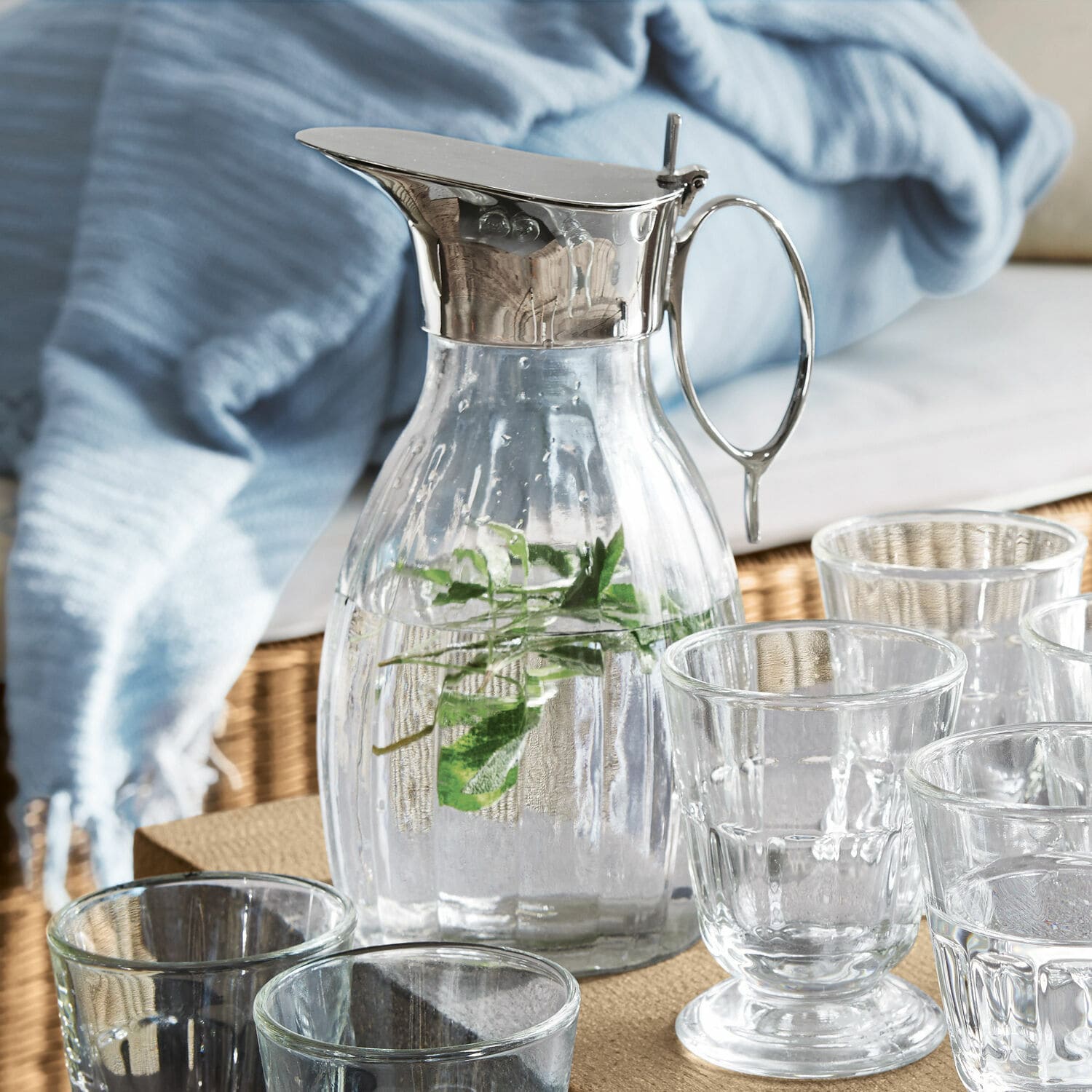 Krug Agudelle Glaskaraffe mit Metalldeckel und Griff, Wasser mit Kräutern, mehrere Gläser auf dem Tisch
