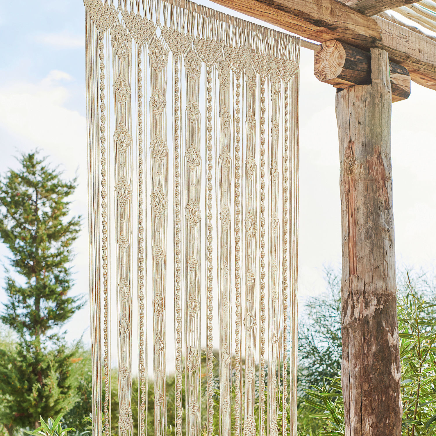 Gardine Arjun Beige Baumwollmakramee, hängend an Holzkonstruktion, Wanddekoration für Innen- und Aussenbereich
