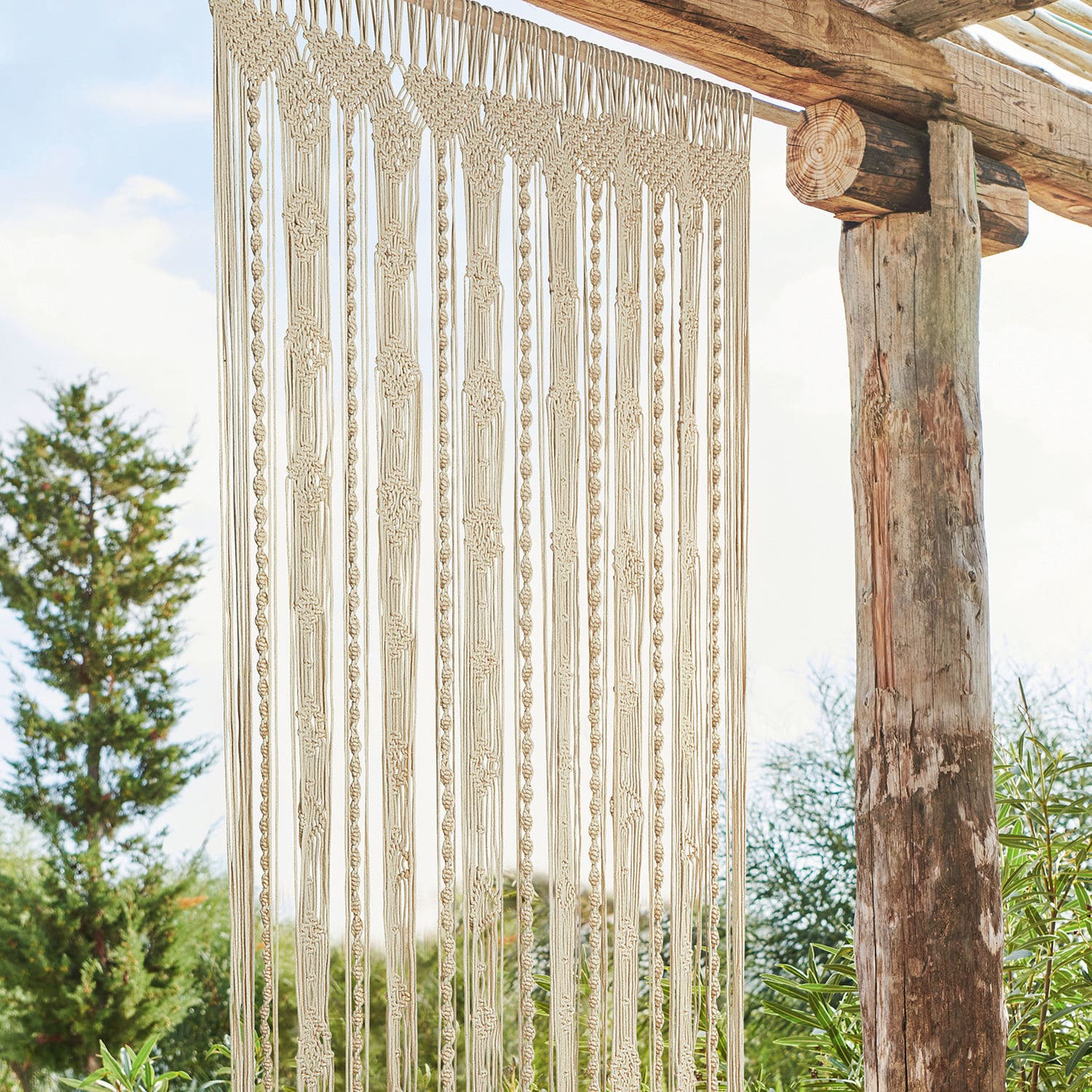Gardine Arjun Beige Baumwollmakramee, hängend an Holzkonstruktion, Wanddekoration für Innen- und Aussenbereich