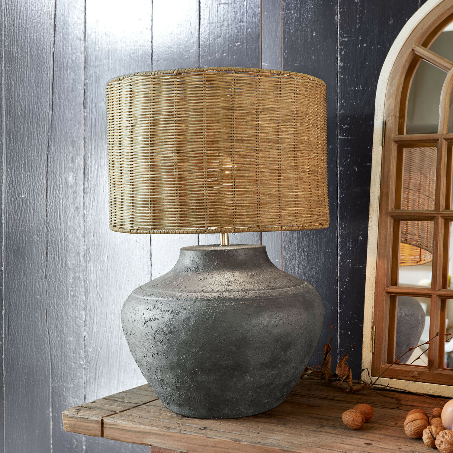 Tischlampe Mirodella Tischlampe mit Betonfuß und natürlichem Rattan-Schirm im rustikalen Stil