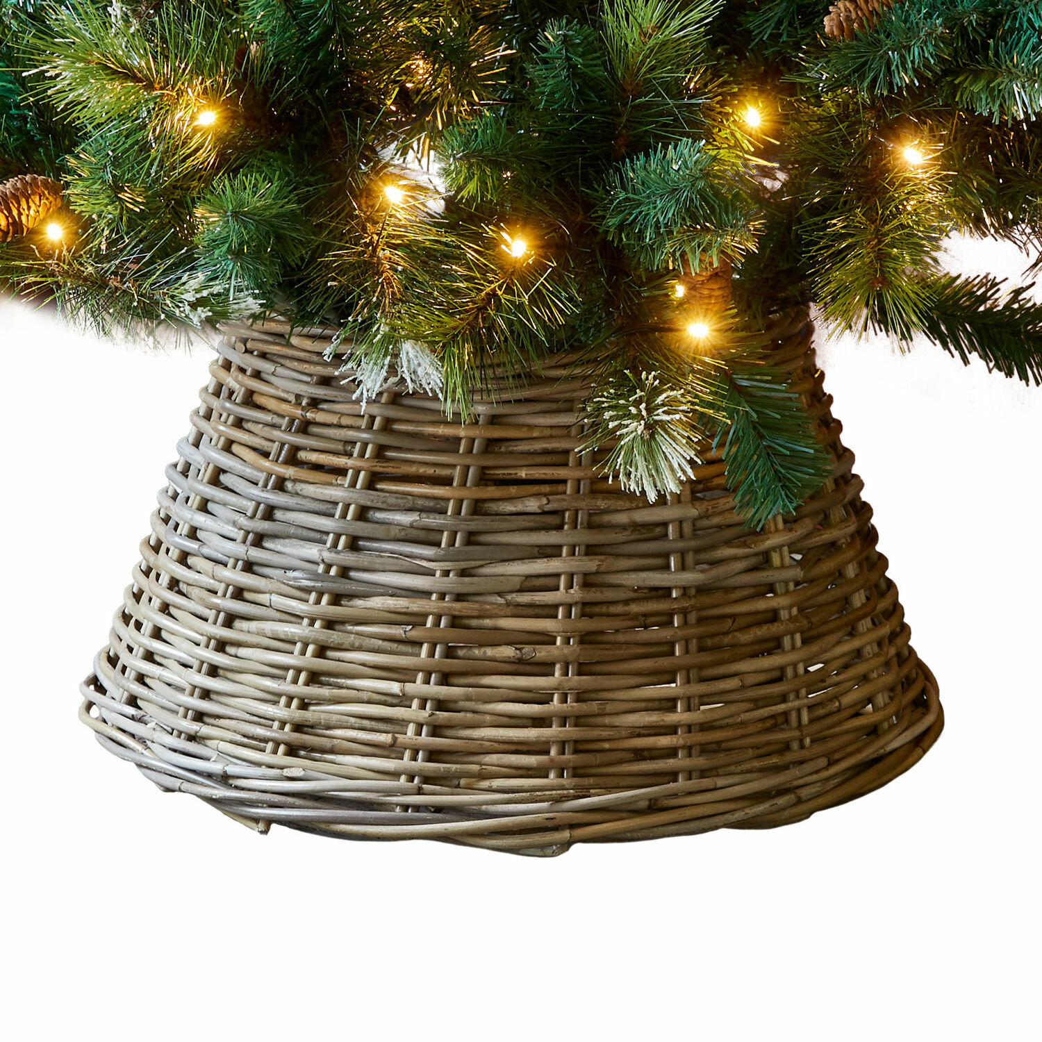 Weihnachtsbaum-Umrandung Kiente Natürlicher Korbständer aus Weide mit grünen Zweigen und warmweissen LED-Lichtern