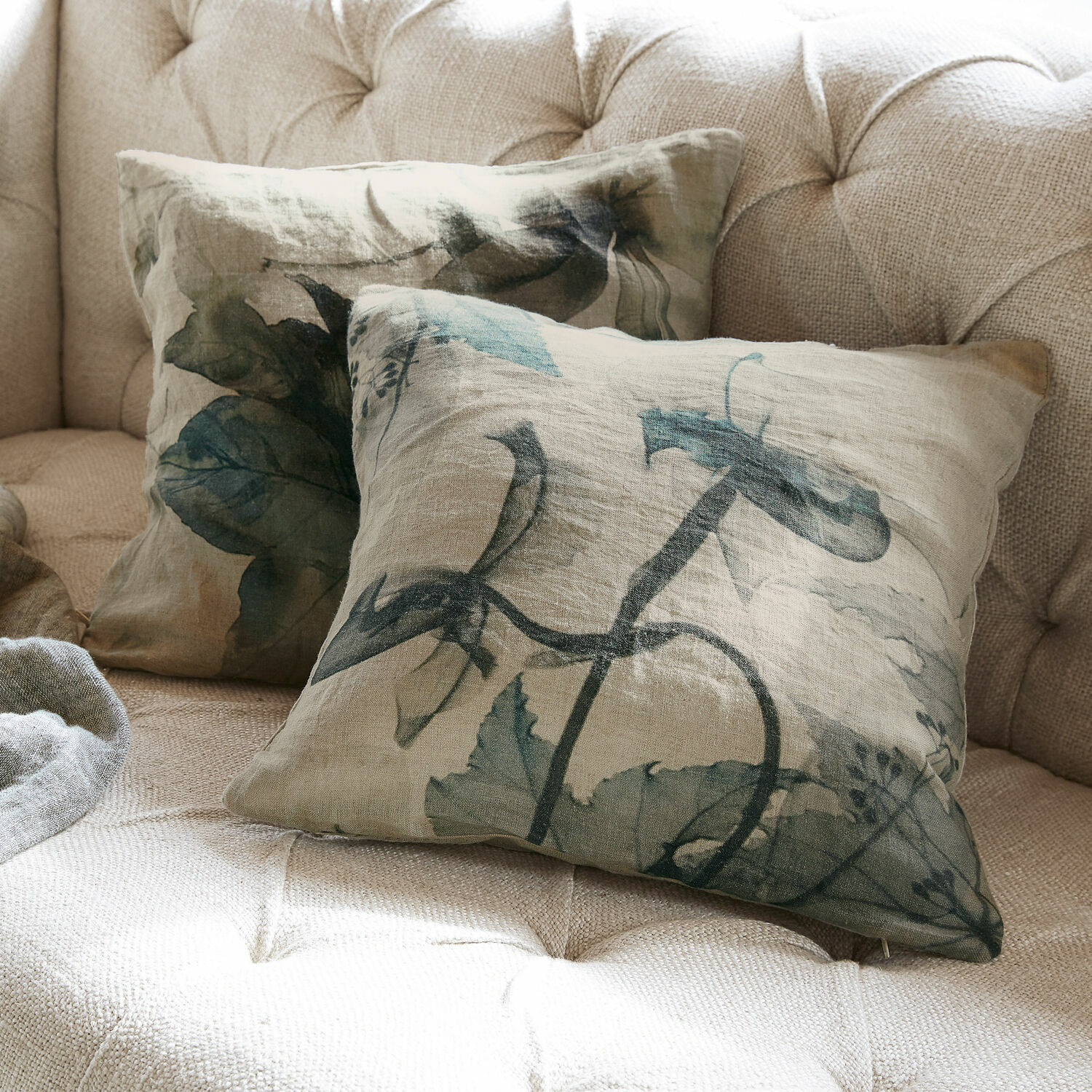 Kissenhülle 2er Set Forsyth Beige Leinenkissen mit grünen Blattmotiven auf hellem Sofa für Wohnkultur