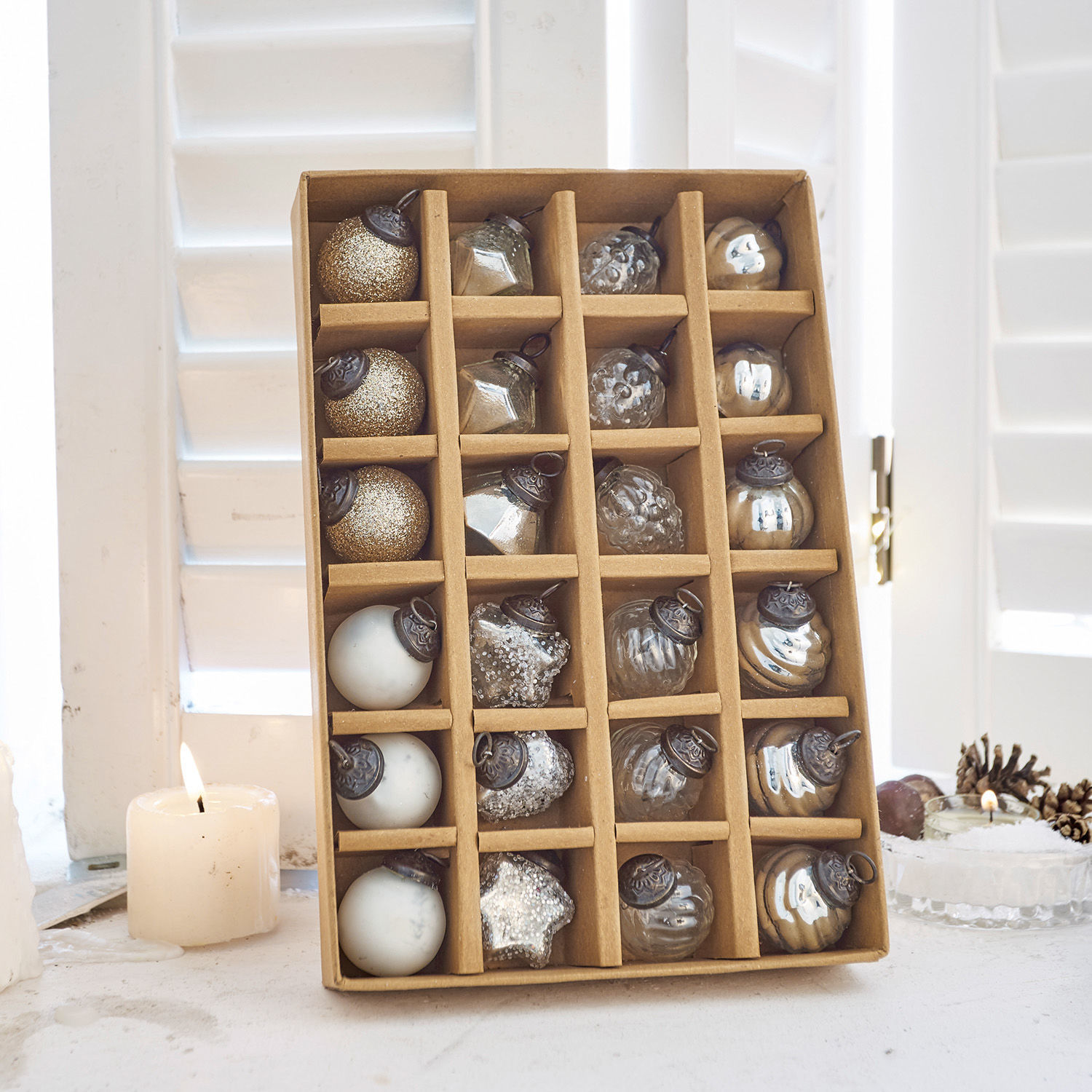 Weihnachtsschmuck 24er Set Sanary Set mit 24 Christbaumkugeln aus Glas in Gold, Weiss und Silber, festliche Weihnachtsdekoration