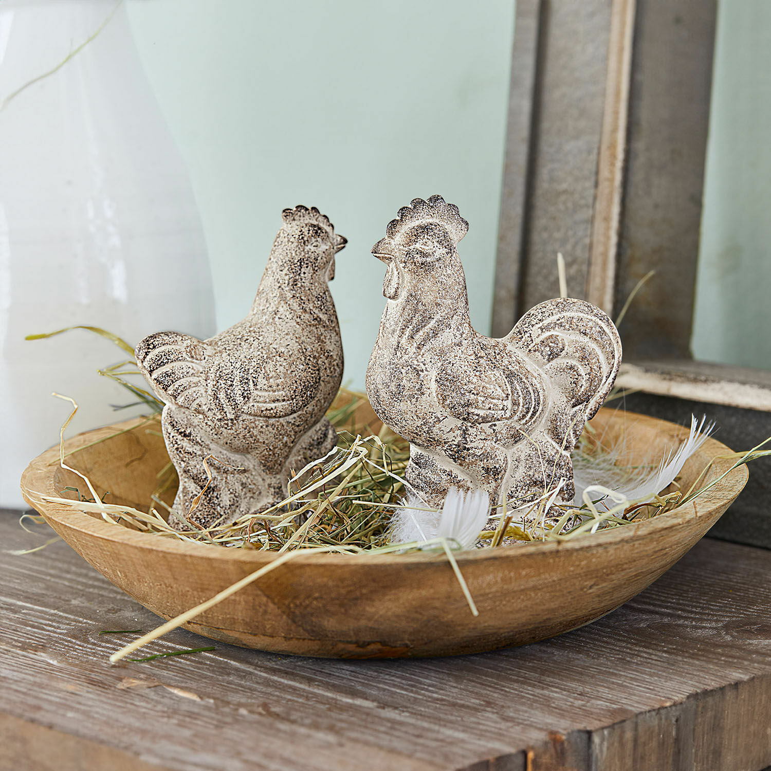 Huhn 2er Set Gesualdo Dekorative Hühner- und Hahnfiguren aus Stein in einer Holzschale mit Stroh, rustikaler Landhausstil