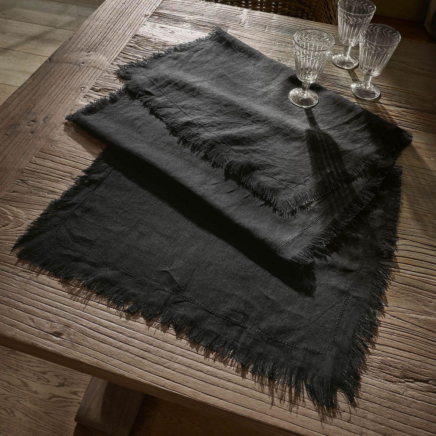 Tischläufer Pibrac Schwarze Leinentischdecke mit Fransen auf Holztisch, stilvolle Tischdekoration