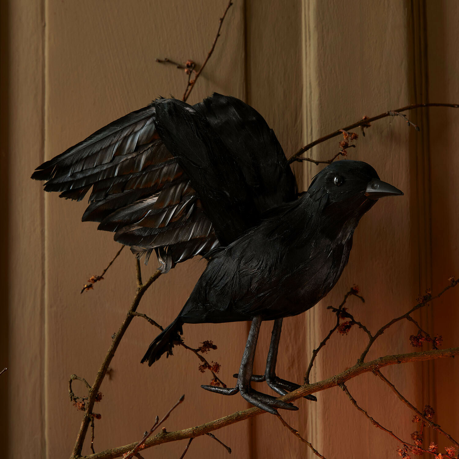 Deko-Vogel Faelron Schwarzer dekorativer Vogel mit ausgebreiteten Flügeln auf Zweig, Innendekoration