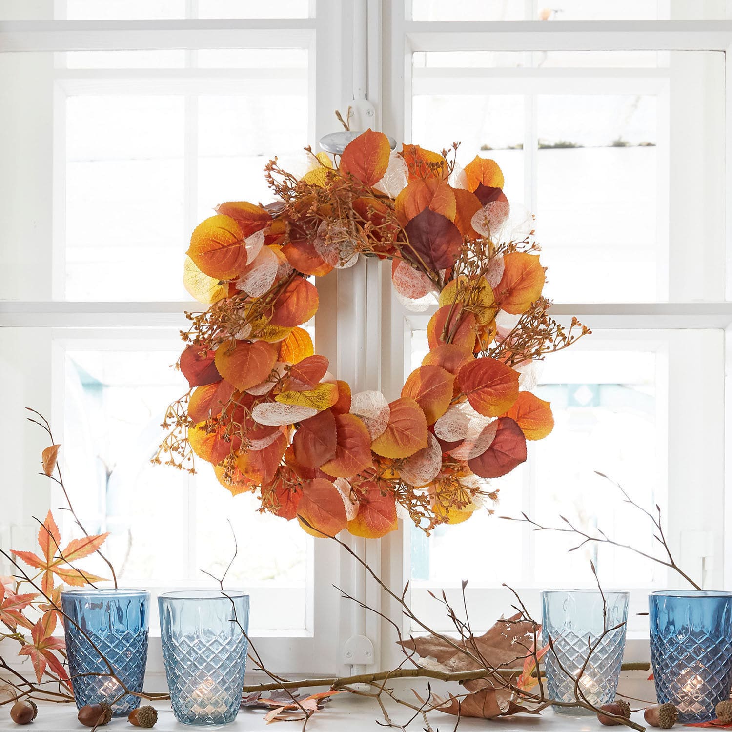 Kranz Savedra Herbstlicher Kranz aus orangefarbenen und gelben Blättern am weissen Fenster, saisonale Dekoration