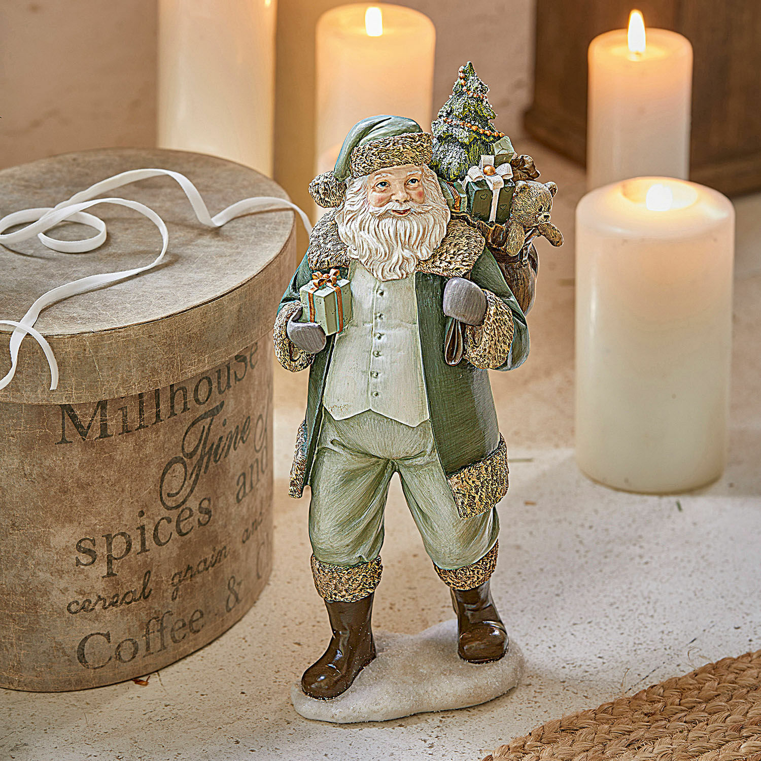 Deko-Weihnachtsmann Douilly Weihnachtsmannfigur aus Kunststoff mit grünem Mantel und Geschenken, festliche Dekoration