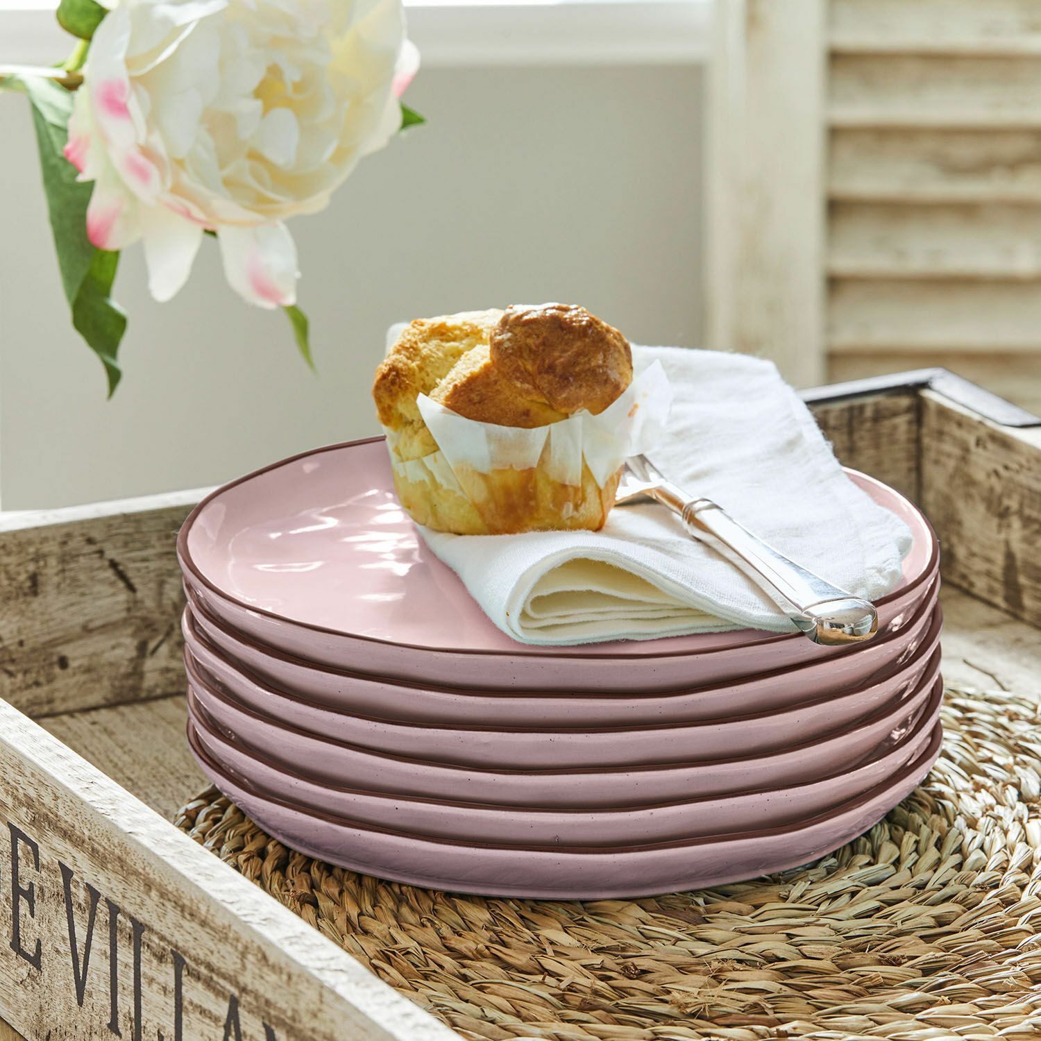 Dessertteller 6er Set Biarré Set aus rosa Keramiktellern mit Muffin und weisser Serviette auf rustikalem Holztablett