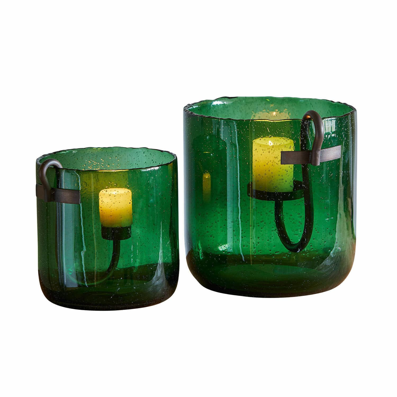 Windlicht 2er Set Ylva Set aus zwei grünen Glaswindlichtern mit Metallgriffen und gelben Dekokerzen für stimmungsvolle Beleuchtung