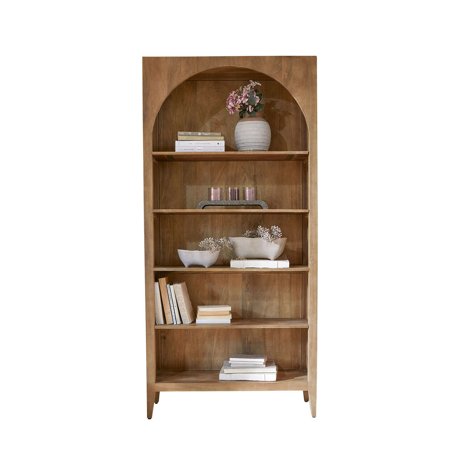 Holzregal mit Bogenform in Naturholzfarbe, dekoriert mit Büchern und Vasen, rustikaler Stil