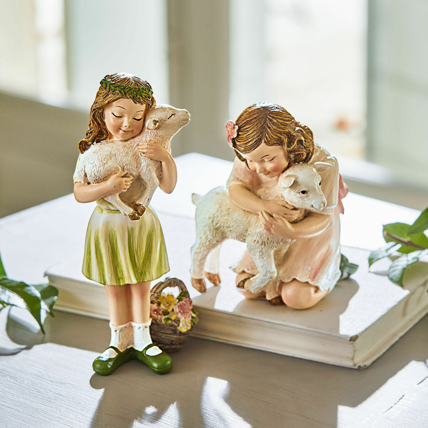 Figur 2er Set Clarisse Figuren von Mädchen mit Lämmern in pastellfarbenen Kleidern auf weissem Tisch, Wohnaccessoire.