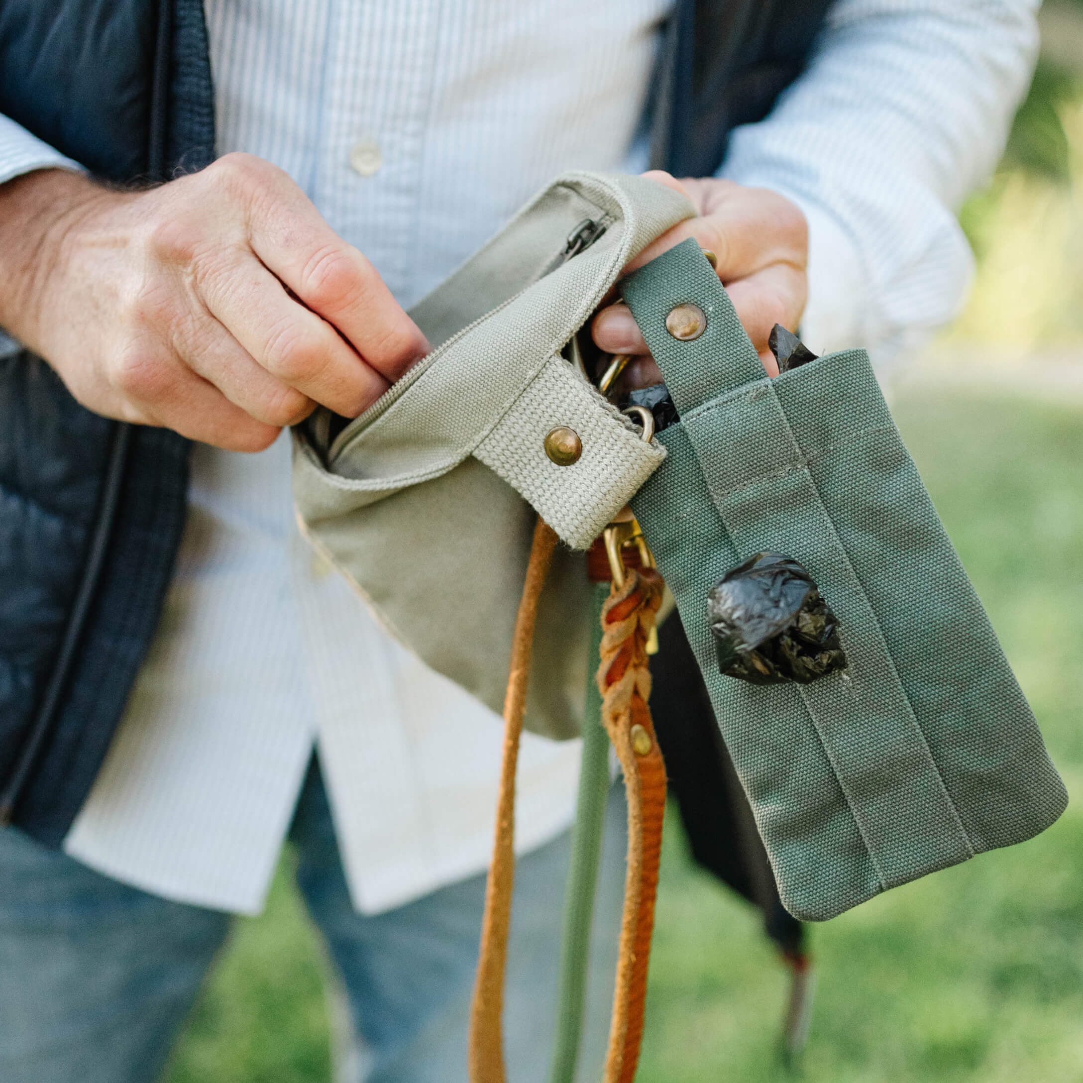 Beige und grüne Baumwolltasche mit Halter für Hundekotbeutel, praktisches Zubehör für Spaziergänge