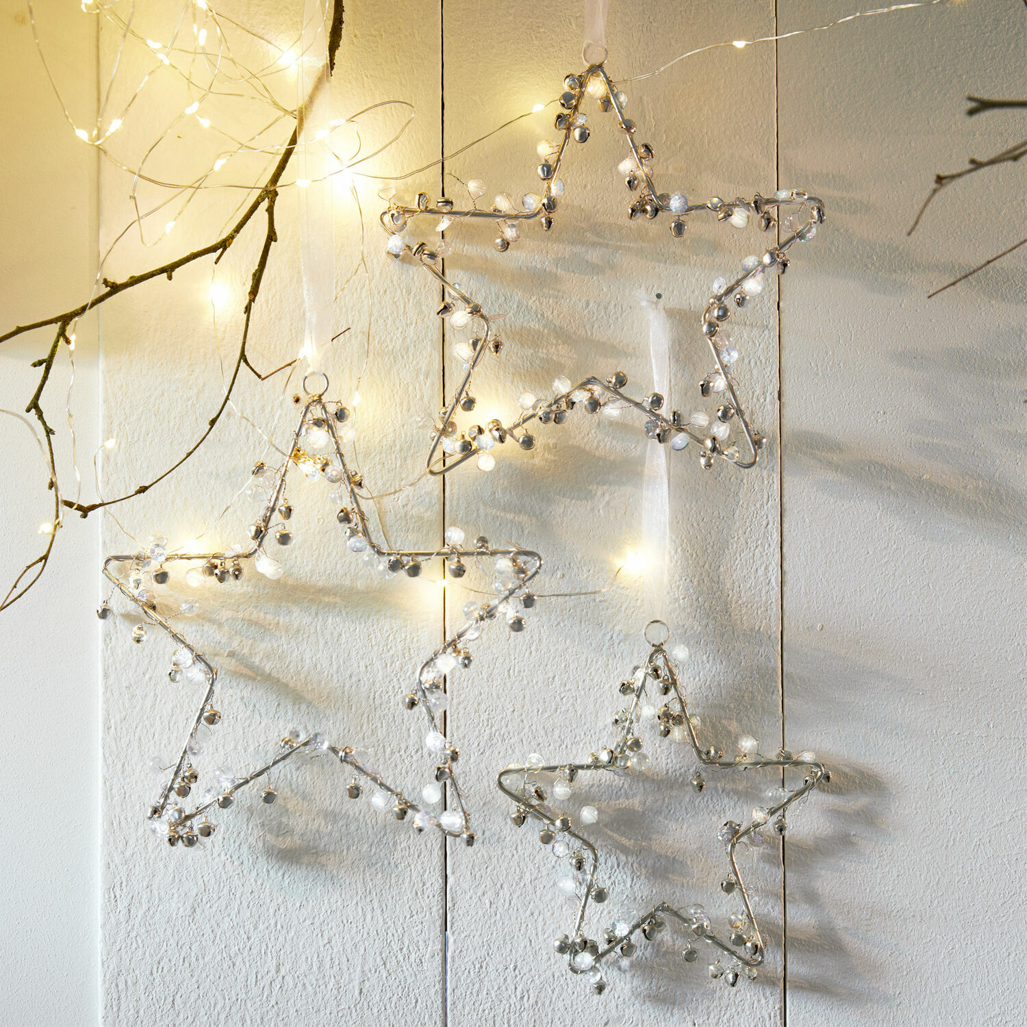 Weihnachtsschmuck 3er Set Harley Dekorativer Sternrahmen aus Metall mit Glöckchen und Lichterkette an der Wand, festliche Weihnachtsdekoration