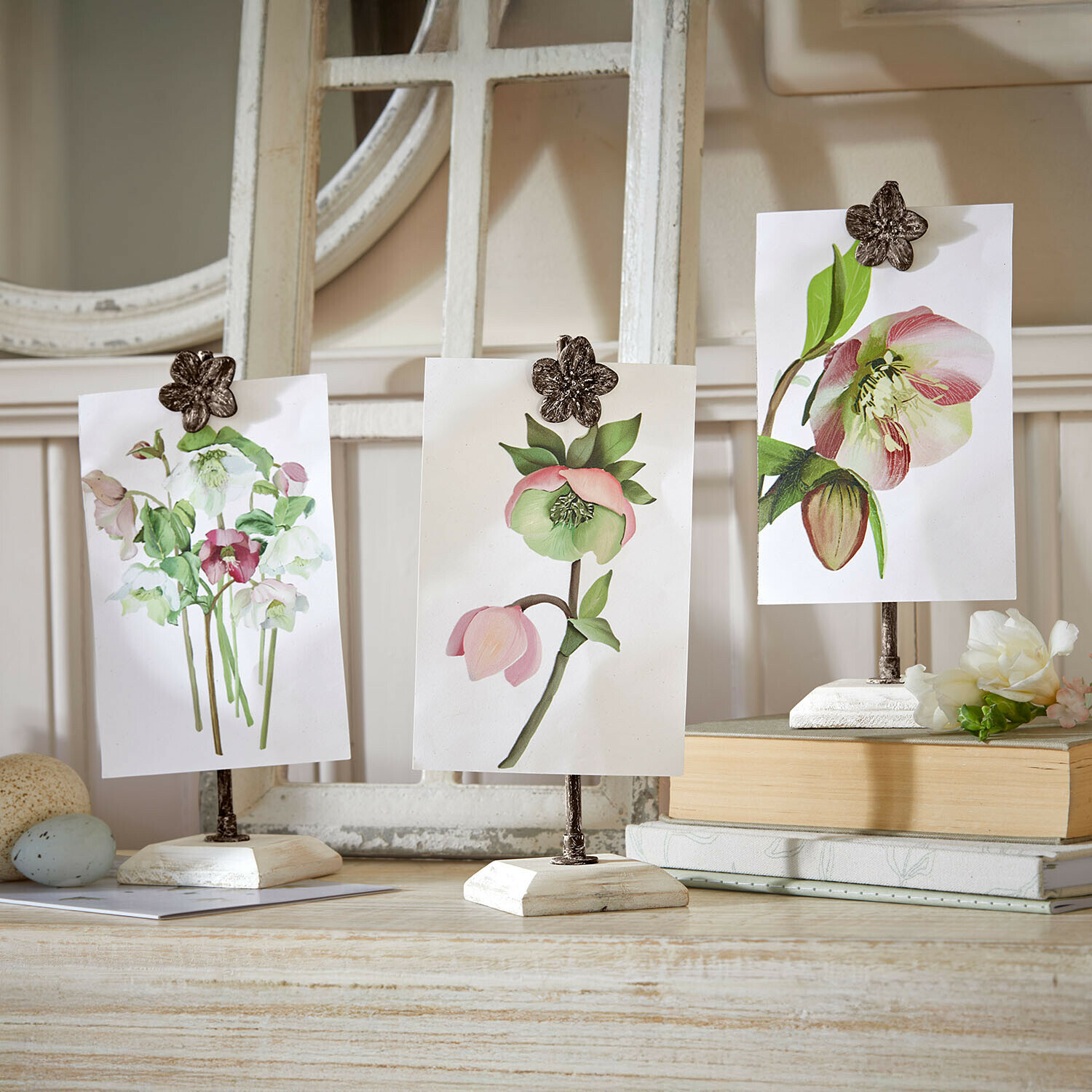 Bild mit Halterung 3er Set Serafinas Drei weisse Holz-Fotohalter mit metallischen Blumenklammern als Tischdekoration im Vintage-Stil