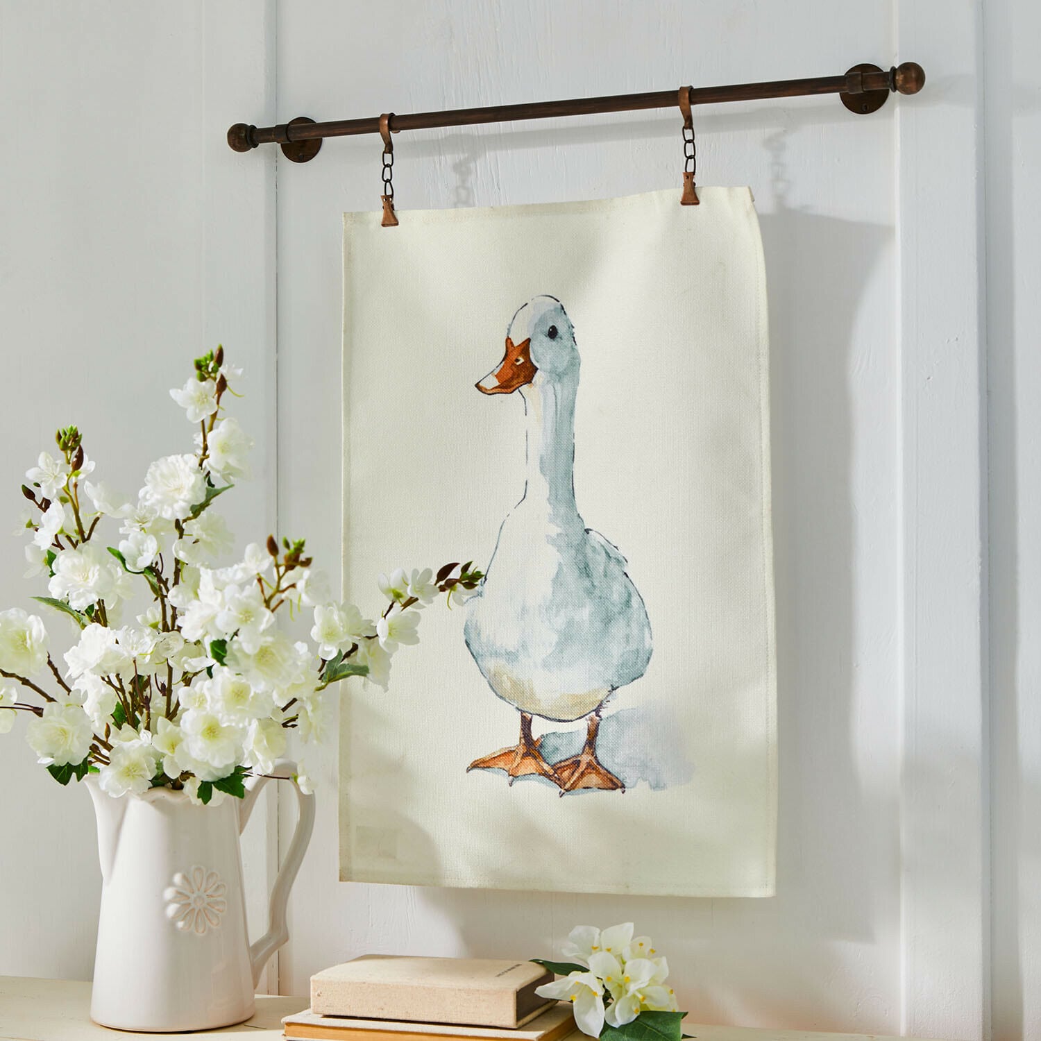 Bild Sunnyo Dekorativer Baumwollstoff mit Entenmotiv in Pastellfarben, an einer Metallstange hängend