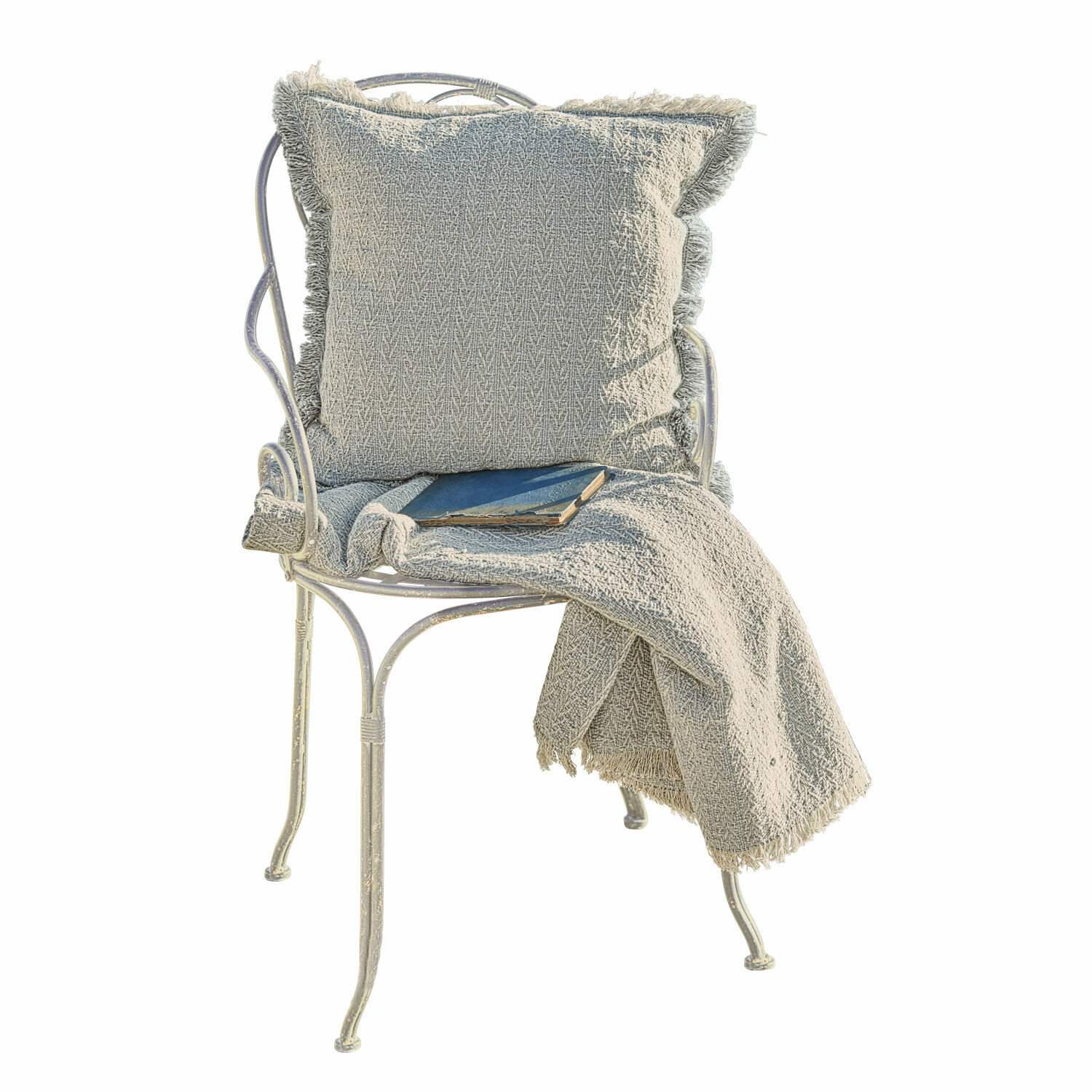 Weisser Metallstuhl mit grauem Kissen und weicher Decke aus Stoff für gemütliche Wohnräume