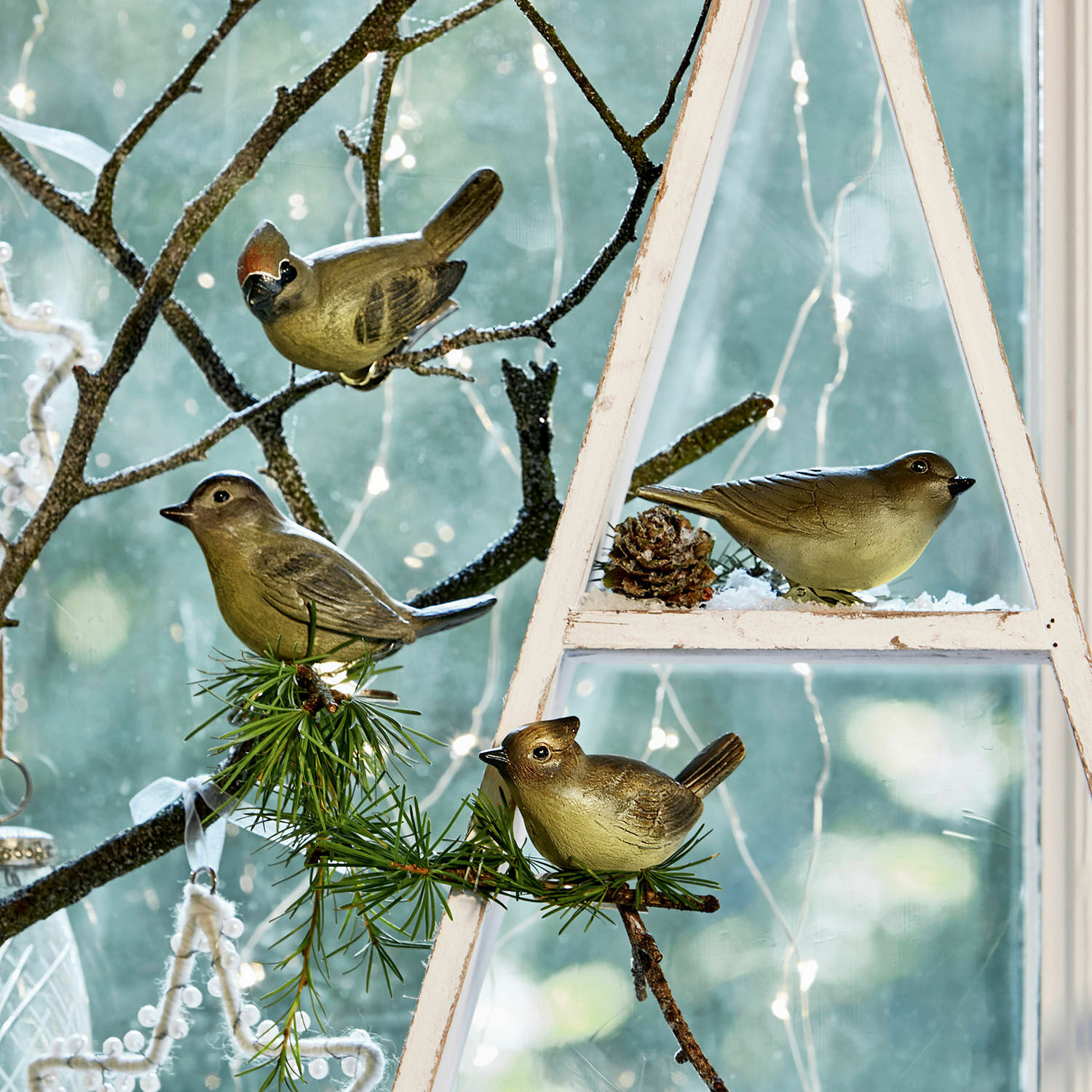 Vogel 4er Set Pompaire Dekorative Kunststoffvögel auf Zweigen und weissem Holzrahmen am Fenster mit LED-Lichterkette
