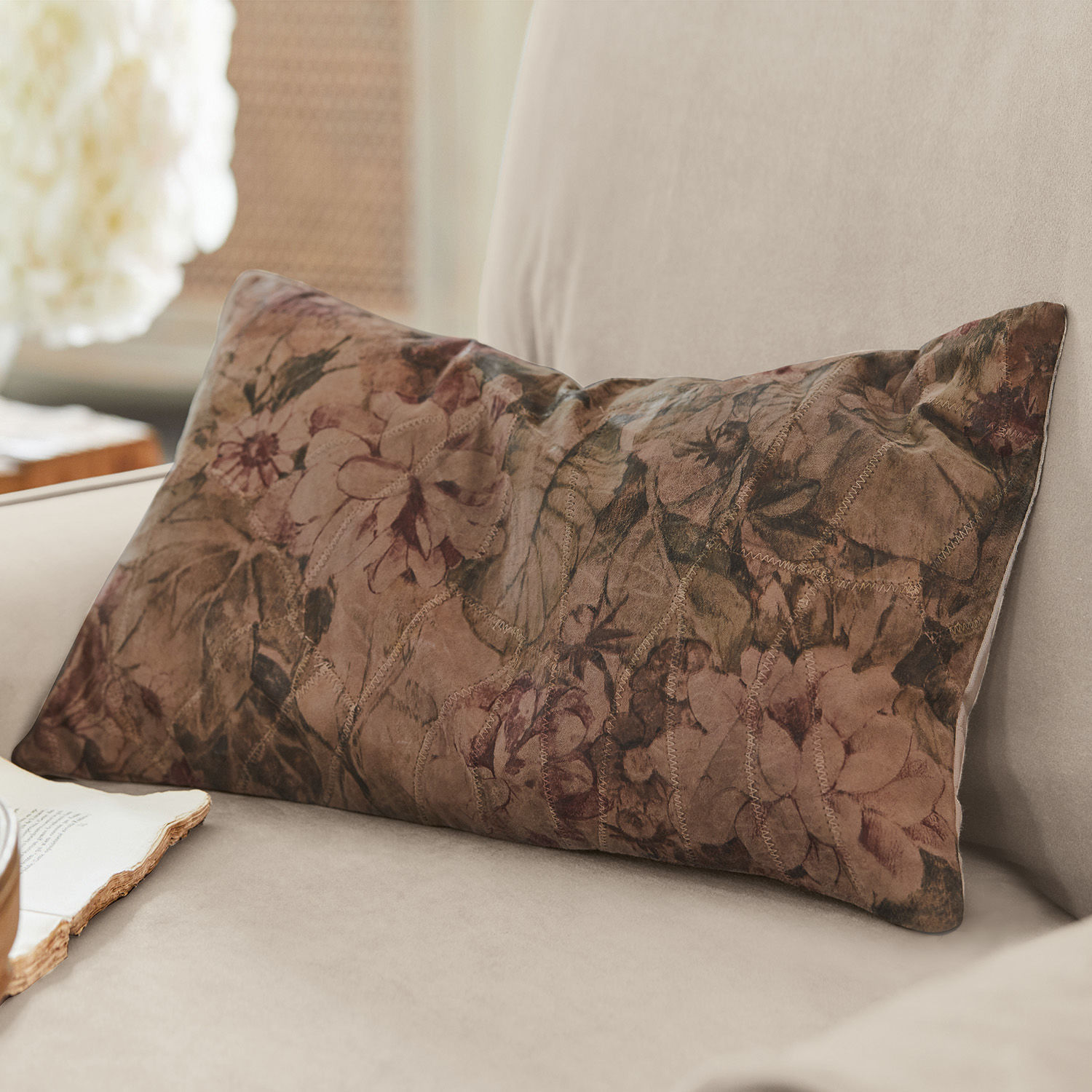 Kissen Le Puy Dekoratives Kissen aus weichem Material mit braunem Blumenmuster auf dem Sofa