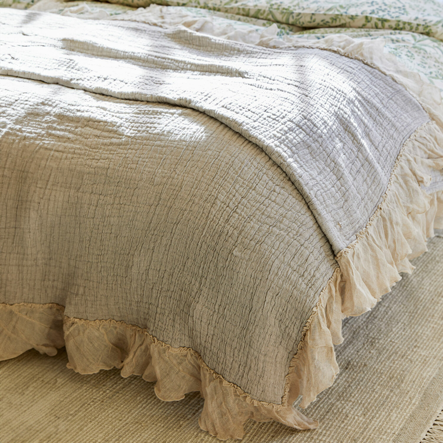 Quilt Lure Beiger Baumwollbettüberwurf mit Rüschen, weich und dekorativ, ideal fürs Schlafzimmer