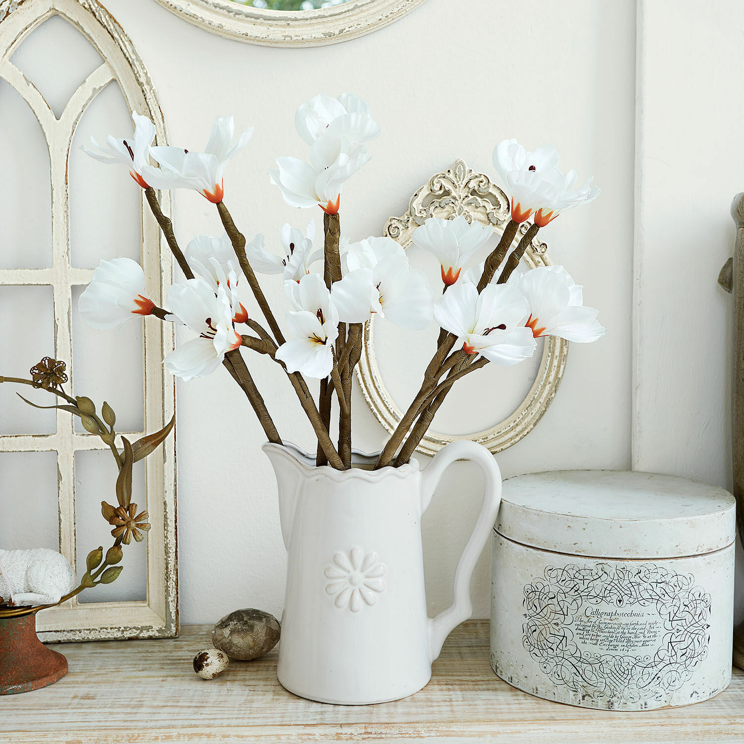 Deko-Blume 6er Set Xivale Weisser Keramikkrug mit dekorativen Stoffblumen auf einem Holztisch im Vintage-Stil