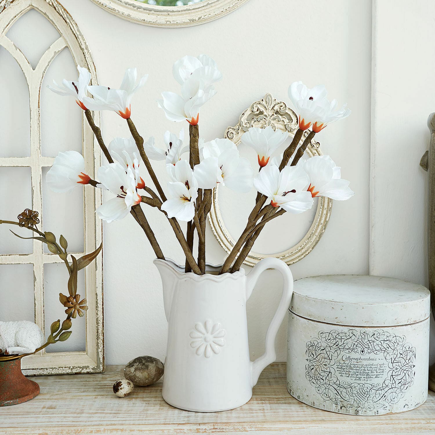 Deko-Blume 6er Set Xivale Weisser Keramikkrug mit dekorativen Stoffblumen auf einem Holztisch im Vintage-Stil
