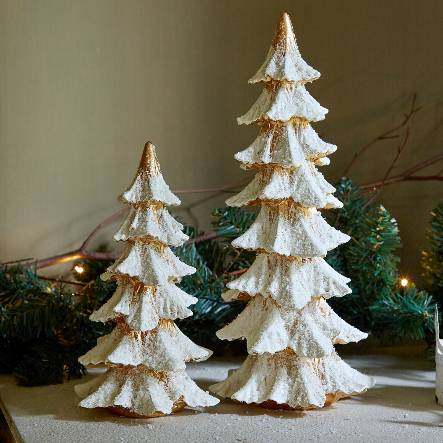 Deko-Baum 2er Set Norbury Dekorative weisse Weihnachtsbäume mit Schneeeffekt, festliche Tisch- oder Regaldekoration