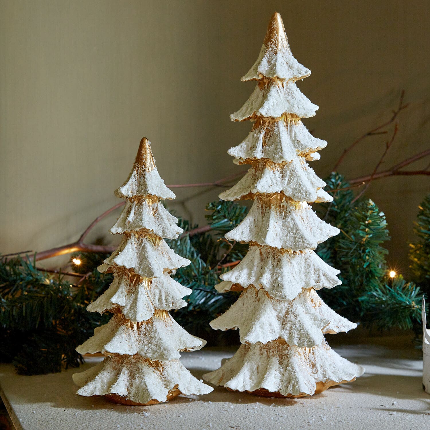 Deko-Baum 2er Set Norbury Dekorative weisse Weihnachtsbäume mit Schneeeffekt, festliche Tisch- oder Regaldekoration