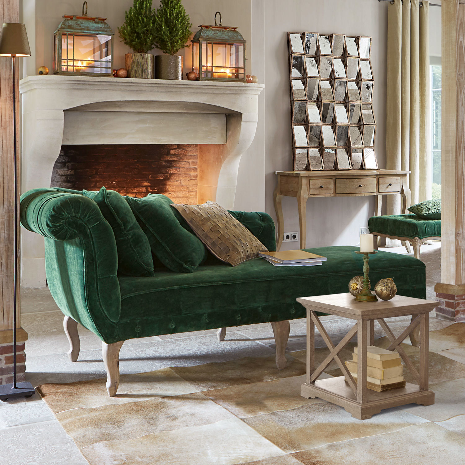 Chaiselongue Viviani Grüne Samt-Chaiselongue mit Holzbeinen im gemütlichen Wohnzimmer mit Cheminée und Spiegel