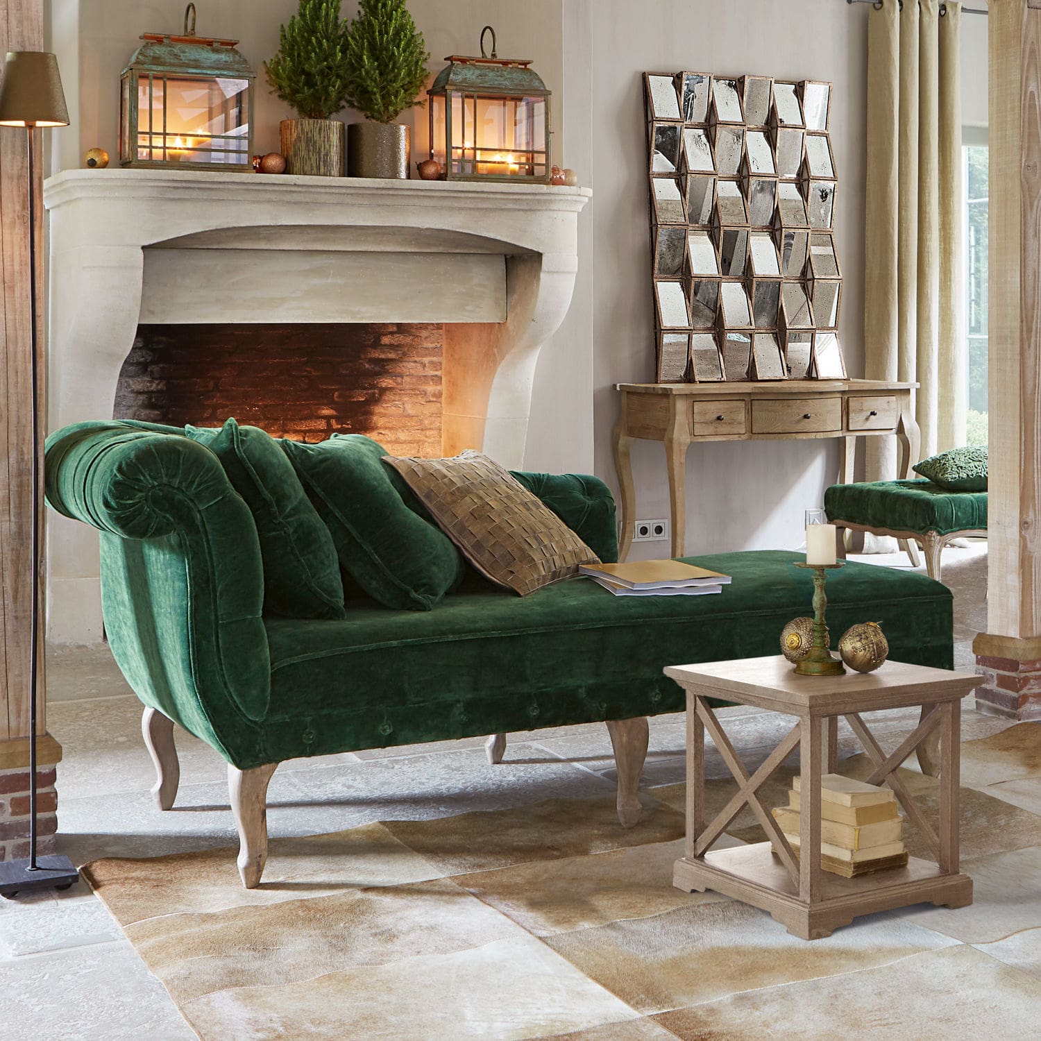 Chaiselongue Viviani Grüne Samt-Chaiselongue mit Holzbeinen im gemütlichen Wohnzimmer mit Cheminée und Spiegel