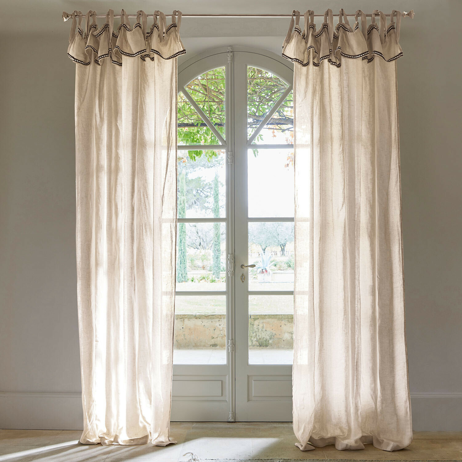 Gardine Romagny Beige Leinenvorhänge mit dekorativem Rand an Fenster mit Gartenblick, Wohnraumdekoration