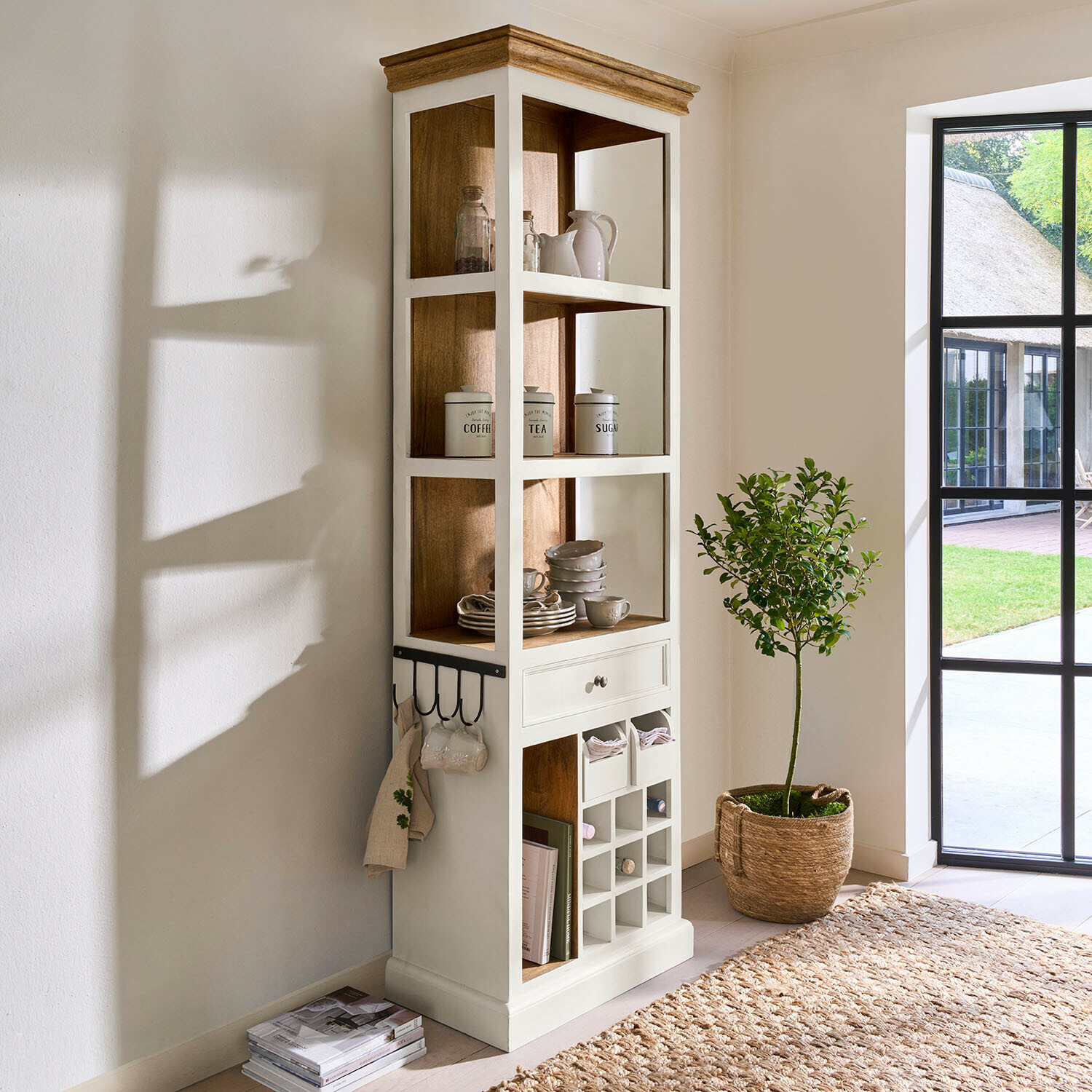 Regal Kenwick Hohe Eckvitrine aus Holz in Weiss und Natur mit Regalen und Weinfach