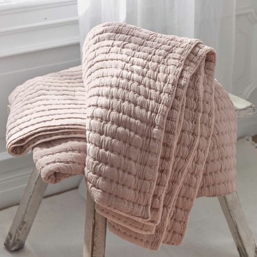 Weiche rosa Baumwolldecke mit Steppmuster, ideal für gemütliche Wohnräume, dekorativ und warm