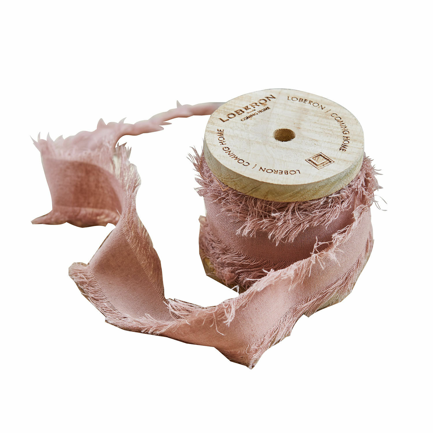 Rosa Baumwollband mit ausgefransten Kanten auf Holzspule für Dekoration und Basteln