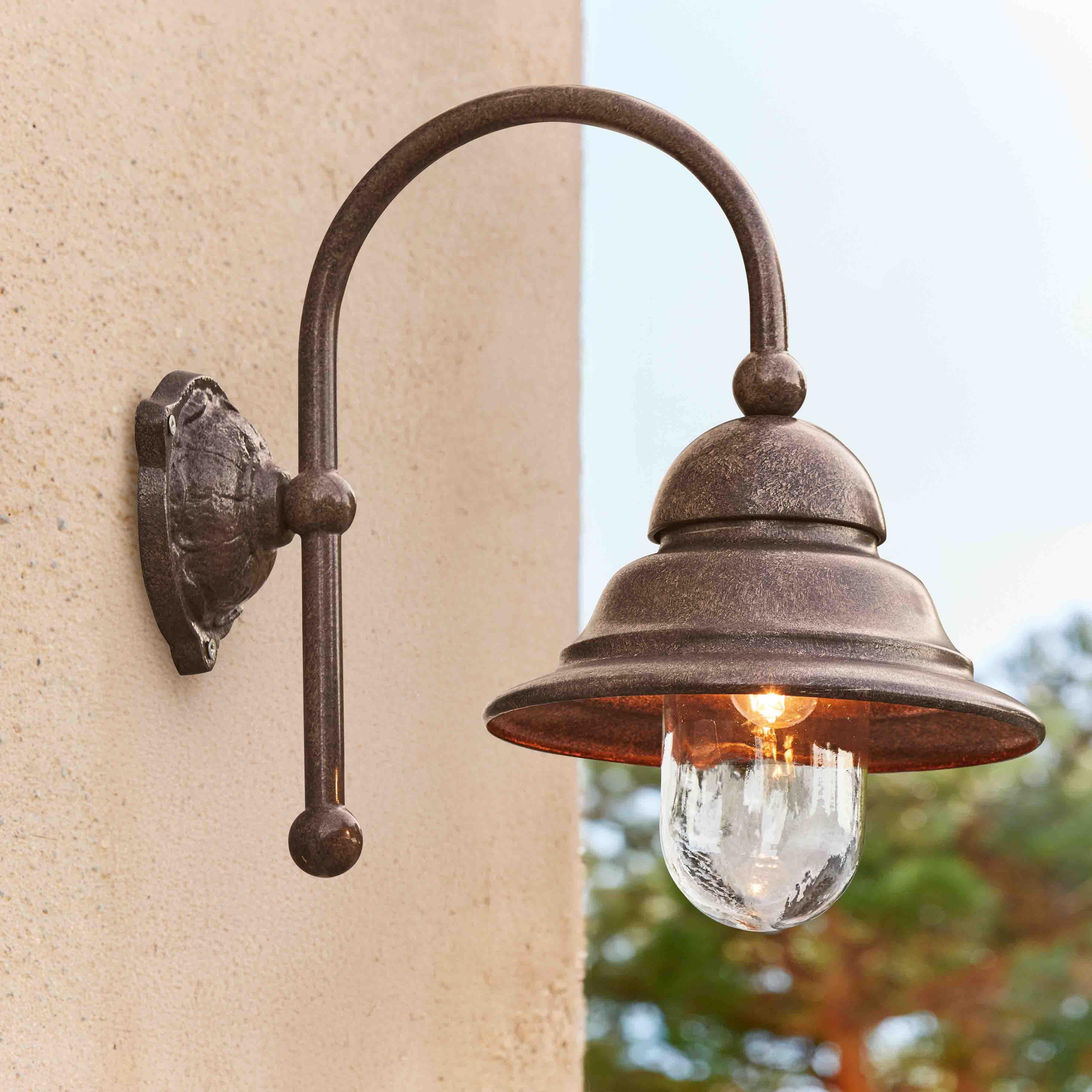 Aussenwandleuchte aus rostfarbenem Metall mit klarem Glas und warmem LED-Licht