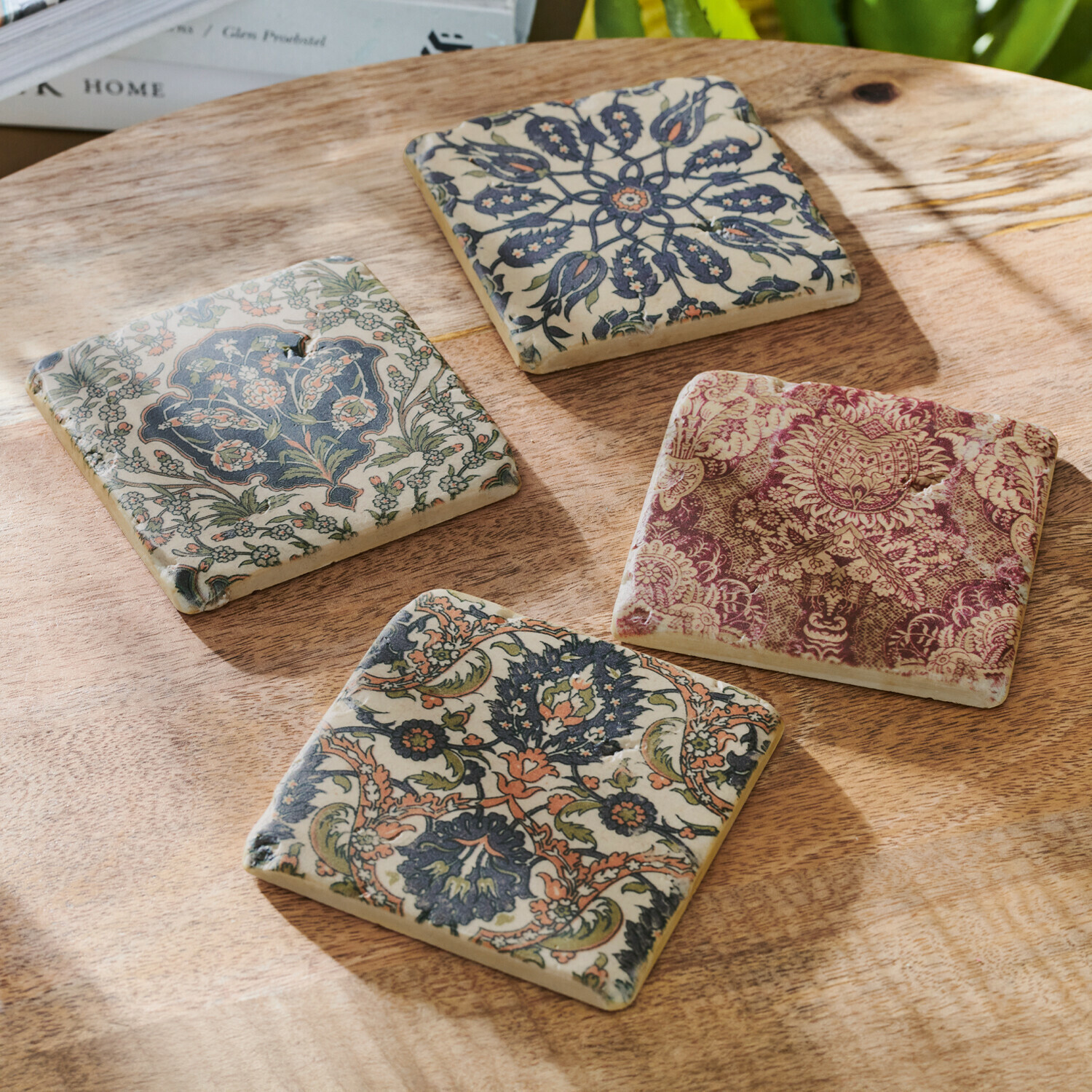 Untersetzer 4er Set Munoz Keramik-Untersetzer mit buntem Blumenmuster auf Holztisch, dekorative Tischaccessoires