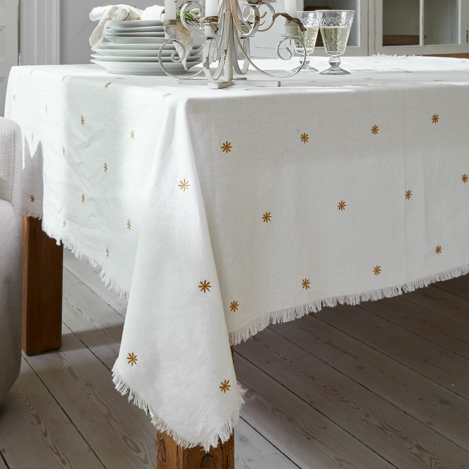 Tischdecke Fjalara Weisse Leinentischdecke mit Fransen und goldenen Sternen, elegante Tischdekoration