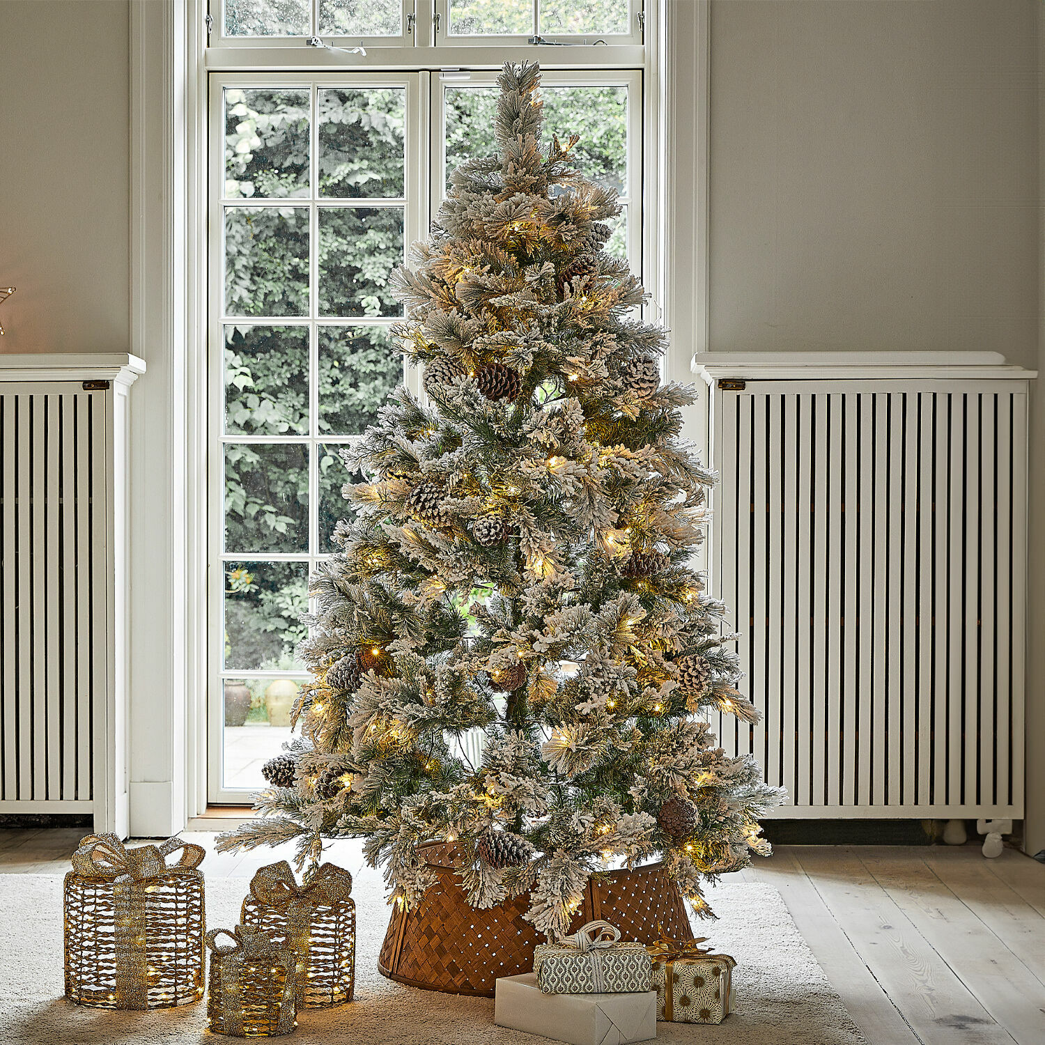 Weihnachtsbaum Karélisse Künstlicher, schneebedeckter Weihnachtsbaum mit LED-Lichtern und Zapfen in einem geflochtenen Korb, Weihnachtsdekoration