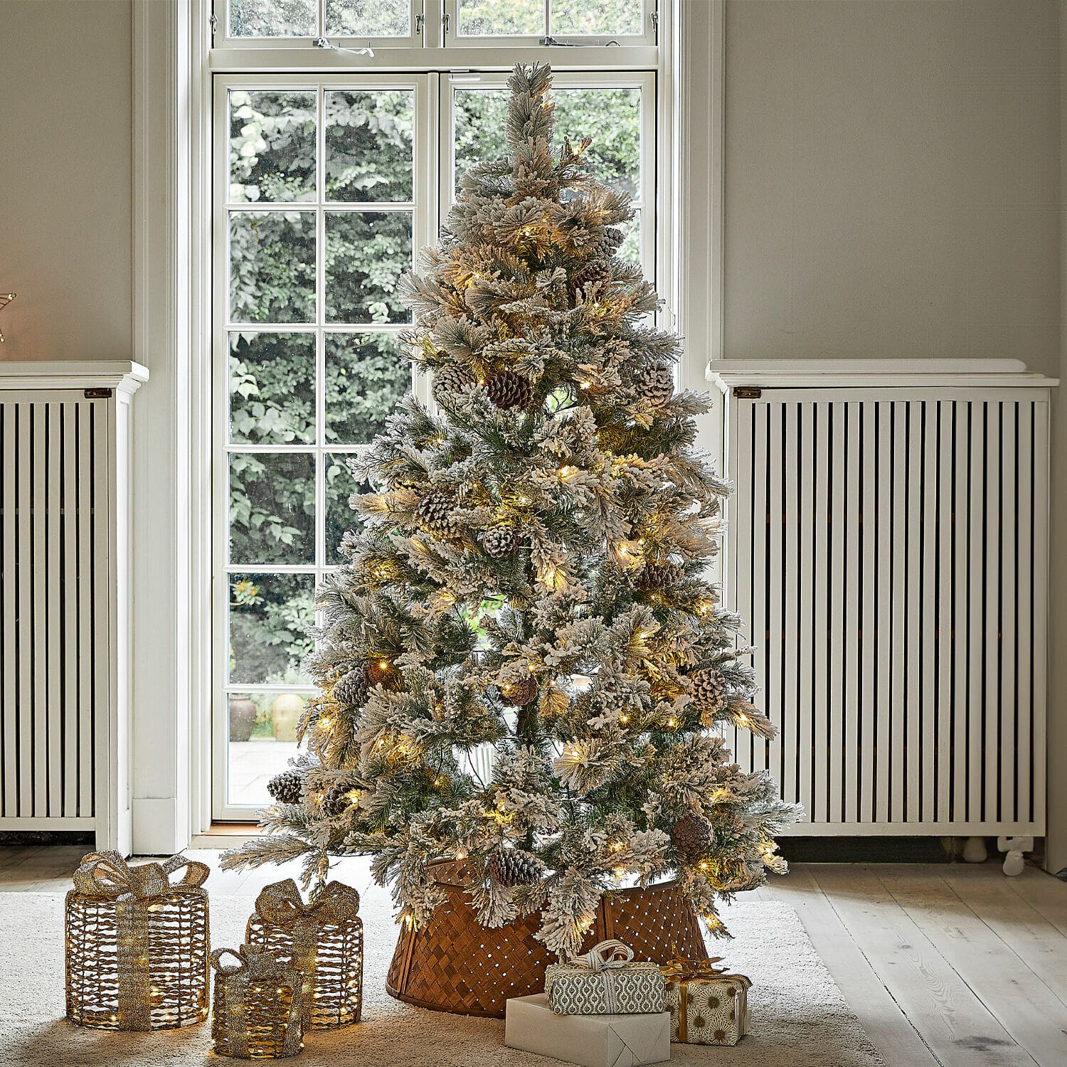 Weihnachtsbaum Karélisse Künstlicher, schneebedeckter Weihnachtsbaum mit LED-Lichtern und Zapfen in einem geflochtenen Korb, Weihnachtsdekoration