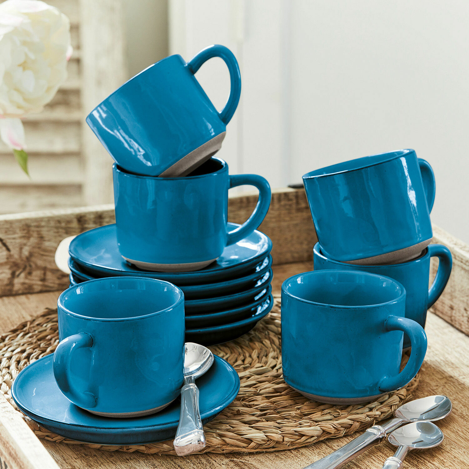 Tasse mit Untertasse 6er Set Biarré Set aus blauen Keramiktassen und Untertassen auf geflochtenem Untersetzer für Kaffee und Tee